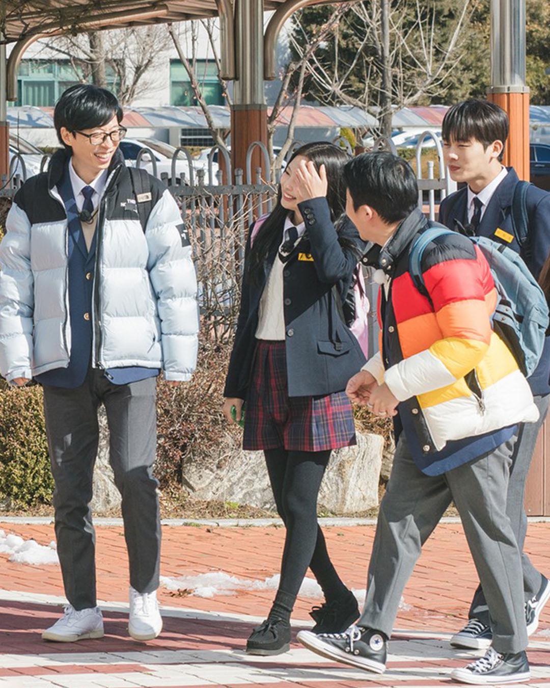K-여고생 젠득이로 변신한 제니🩷
다시 유행하는 추억의 아이템 롱샴 백팩에 클락스 왈라비 코디🖤 이미지8