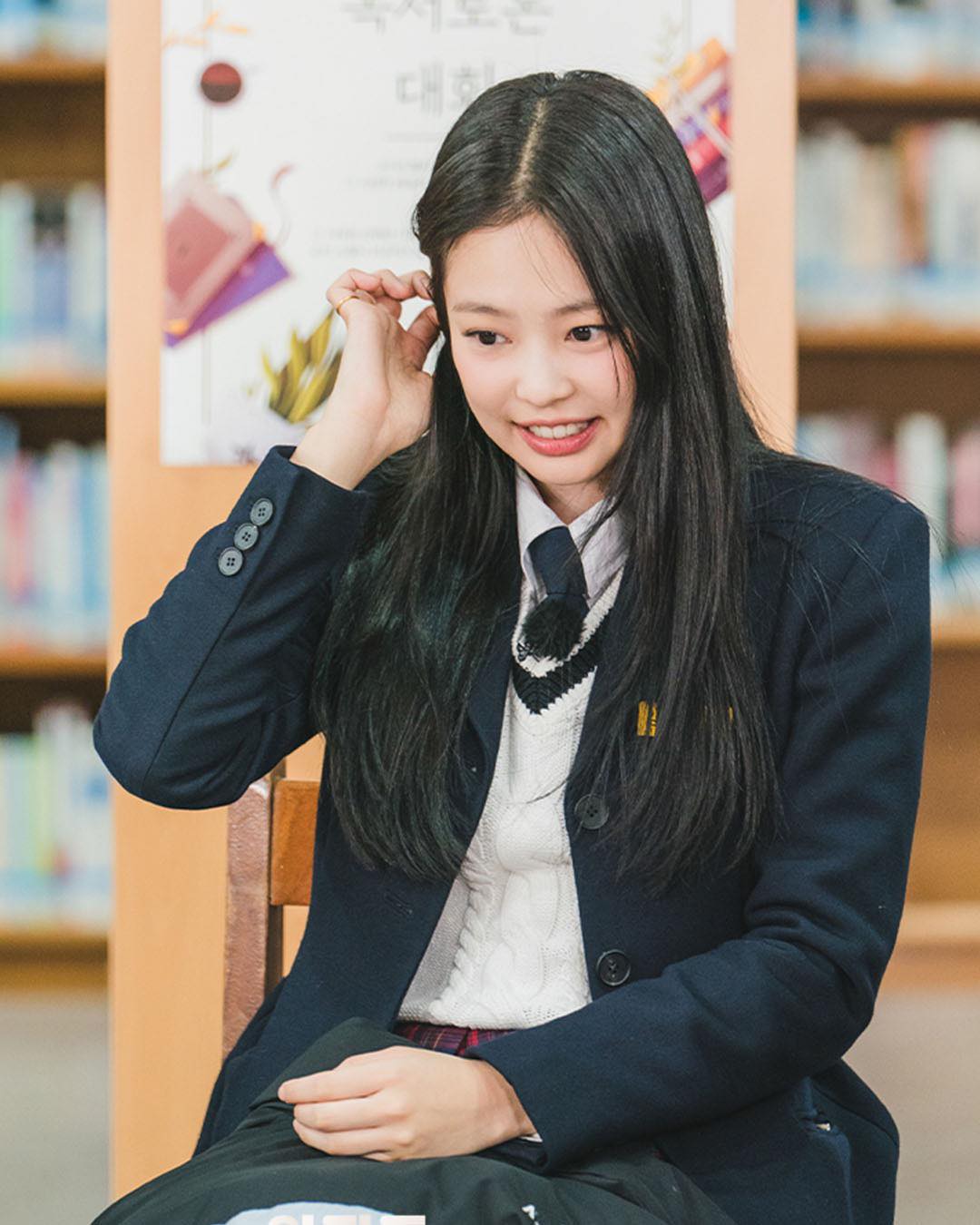K-여고생 젠득이로 변신한 제니🩷
다시 유행하는 추억의 아이템 롱샴 백팩에 클락스 왈라비 코디🖤 이미지5