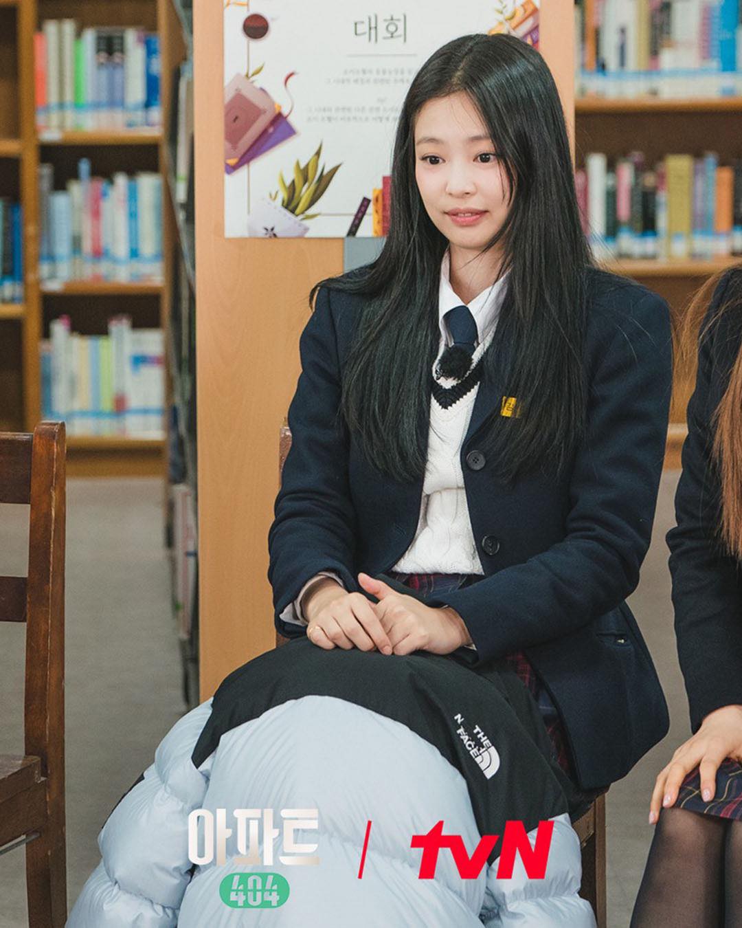 K-여고생 젠득이로 변신한 제니🩷
다시 유행하는 추억의 아이템 롱샴 백팩에 클락스 왈라비 코디🖤 이미지3