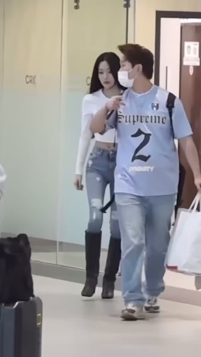흰티에 청바지 시즌 생각나는🤍💙개미허리 문가영 언니🐜 이미지