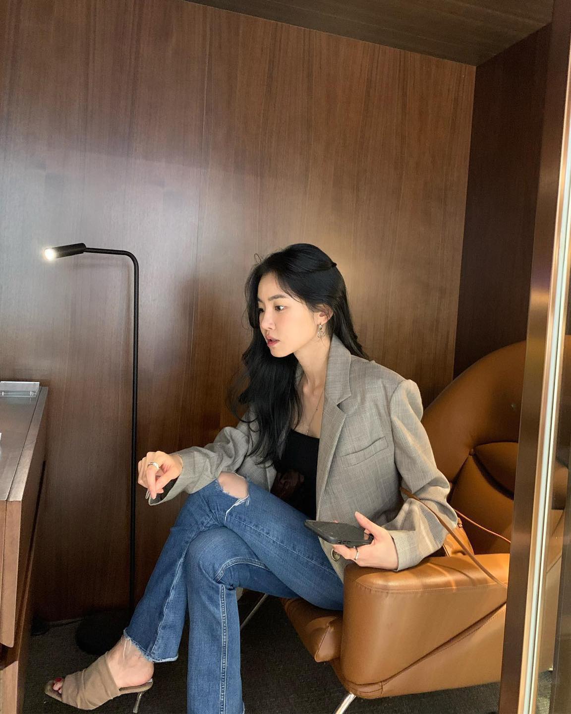 회색 블레이저로 시크 봄코디🩶 이미지5