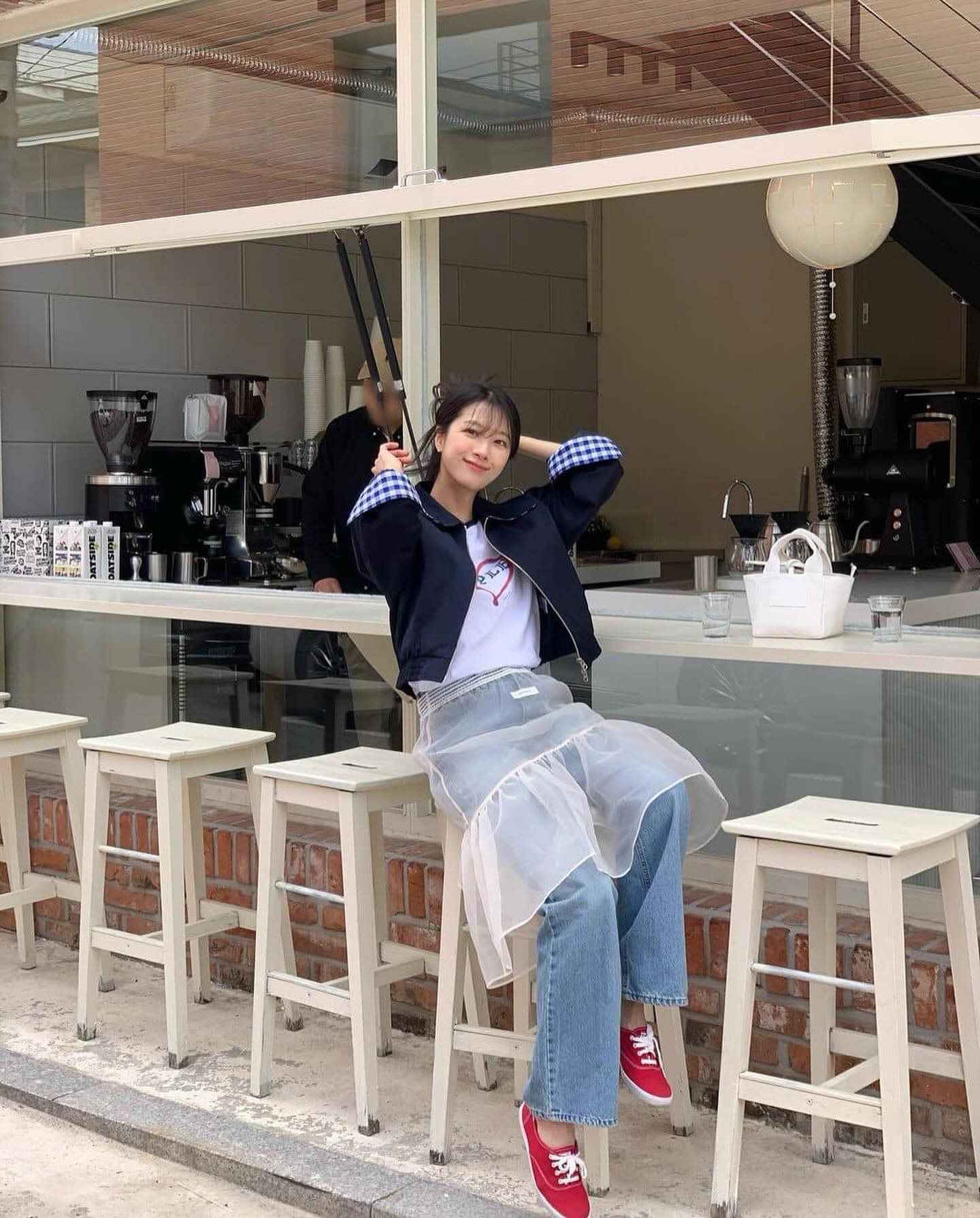 올봄 필수템은 화이트 시스루🤍
바지에 레이어드 스타일링으로 트렌디한 포인트✔️@따라해🙌🏻 이미지