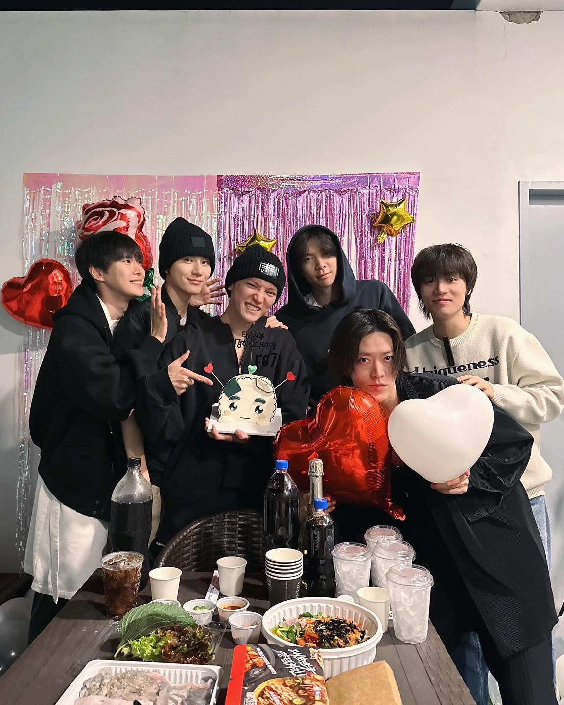 NCT 태용 오늘 해군 입대🍙💚

NCT 멤버 태용(28)이 오늘 해군 현역으로 입대합니다. 태용은 전날 버블을 통해 멤버들이 머리를 직접 잘라주었다고 말하며 본인 SNS에 삭발한 모습을 공개하기도 했는데요. NCT 멤버 26명 중 가장 먼저 국방의 의무를 수행하게 되었죠.

태용의 신병교육대 입소식은 비공개로 진행되며 내년 12월 14일에 전역할 예정입니다. 🫡 이미지2