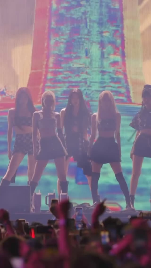코첼라에 입성한 르세라핌🪩🖤⁠
핌첼라 무대 의상은 루이비통 특별 제작🩶자랑스러운 핌둥이🤍⁠ 이미지