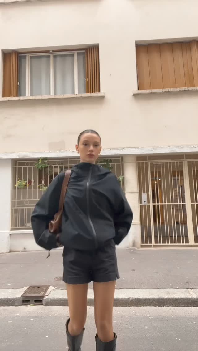 봄바람 부는 날에는 이렇게💨⁠
캐주얼한 집업에 반바지🖤롱부츠 신어주면 꾸안꾸룩 완성👀⁠ 이미지