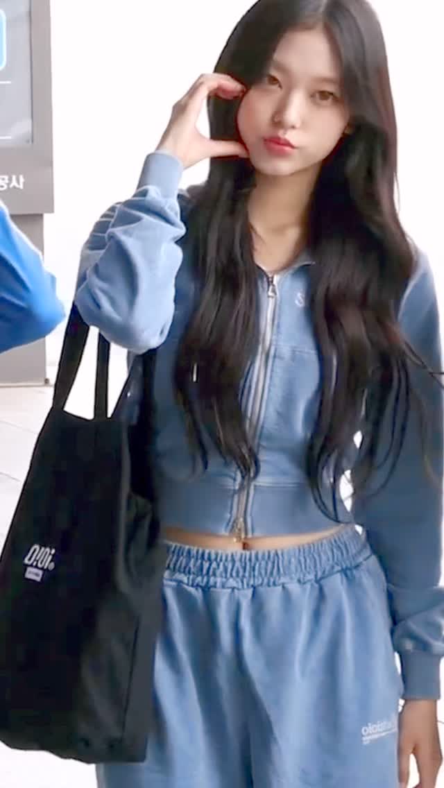 고양이 인형 그 자체🐈‍⬛💙@해린
귀염뽀짝 해린의 크롭 트레이닝복 셋업 코디🖤올봄 이렇게 입자 이미지