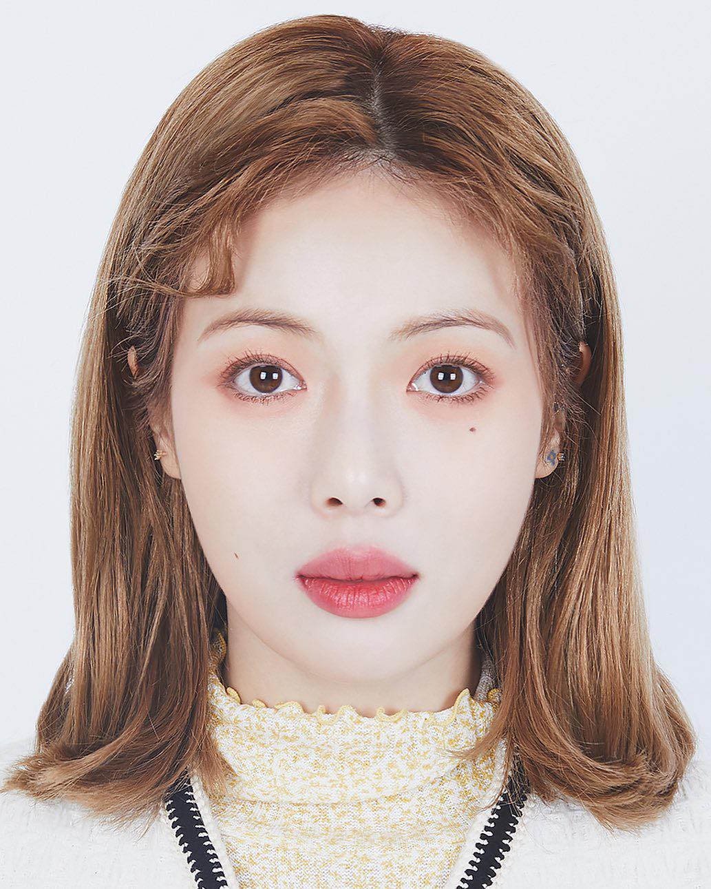 셀럽들의 굴욕 없는 증명사진📸🖤
헤어스타일링부터 메이크업까지@참고해✅ 이미지5