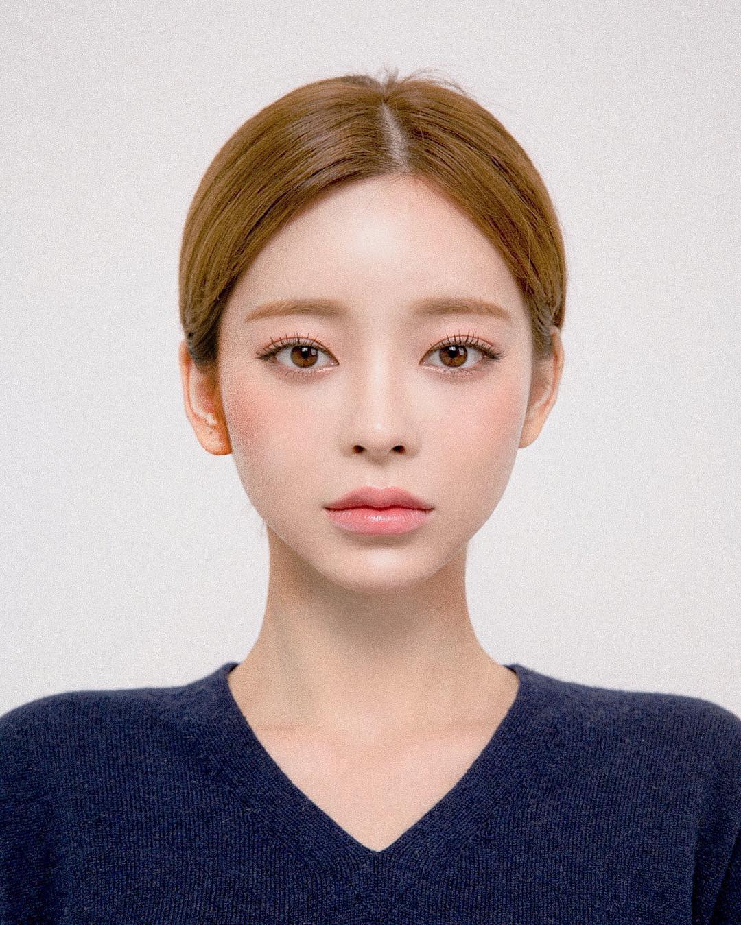 셀럽들의 굴욕 없는 증명사진📸🖤
헤어스타일링부터 메이크업까지@참고해✅ 이미지