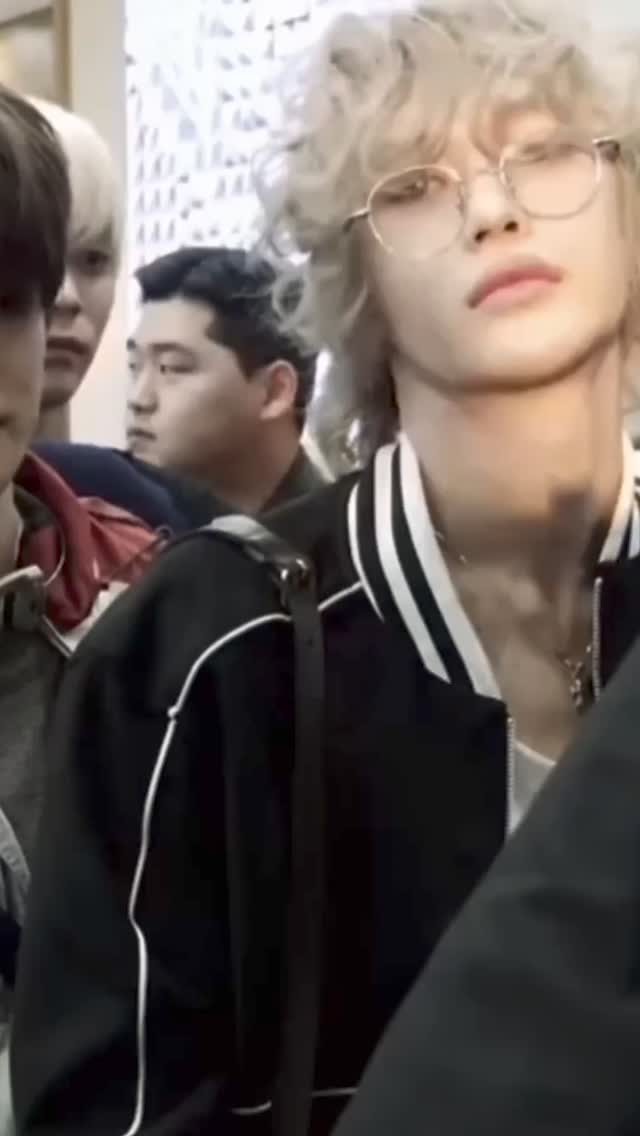 공항에 천사 강림😇 금발+긱시크 안경 조합에 라이즈 원빈✨⁠
 이미지