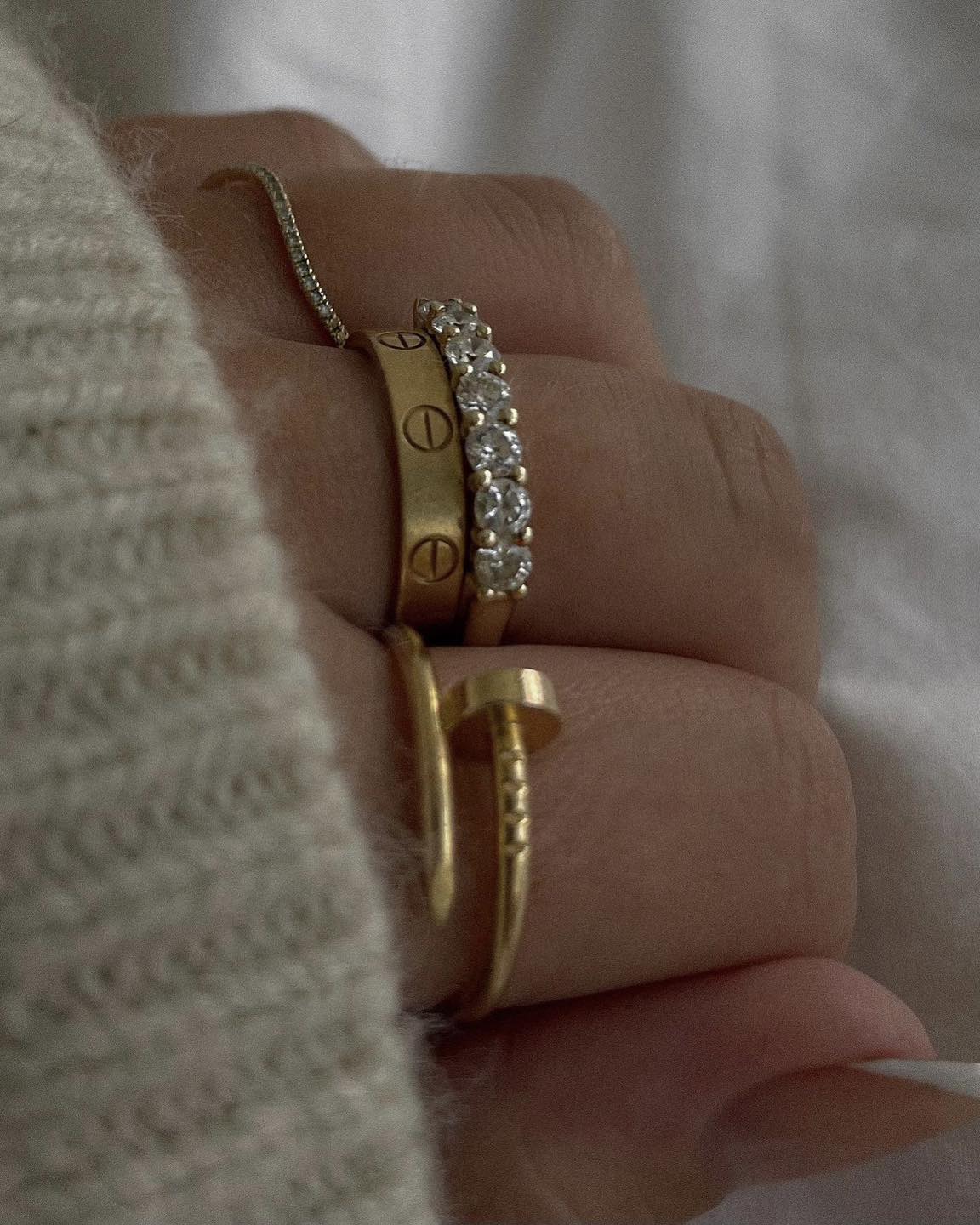 럭셔리한 반지 레이어드💍✨
까르띠에 러브링 + 저스트 앵 끌루 링🩶 여자들의 드림링👰‍♀️ 이미지