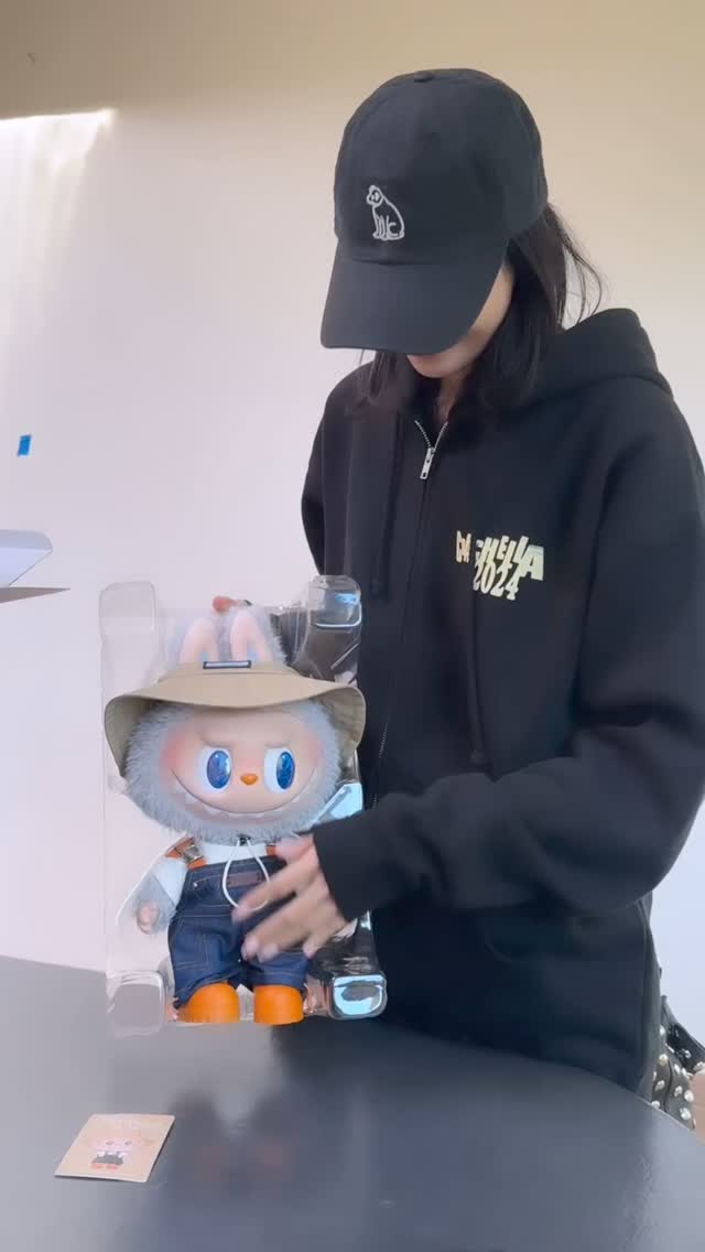 올해 코첼라 집업 입은 리사🖤⁠
RCA 레코드 볼캡에 코첼라 후드 집업으로 올블랙 스타일링☑️⁠
 이미지