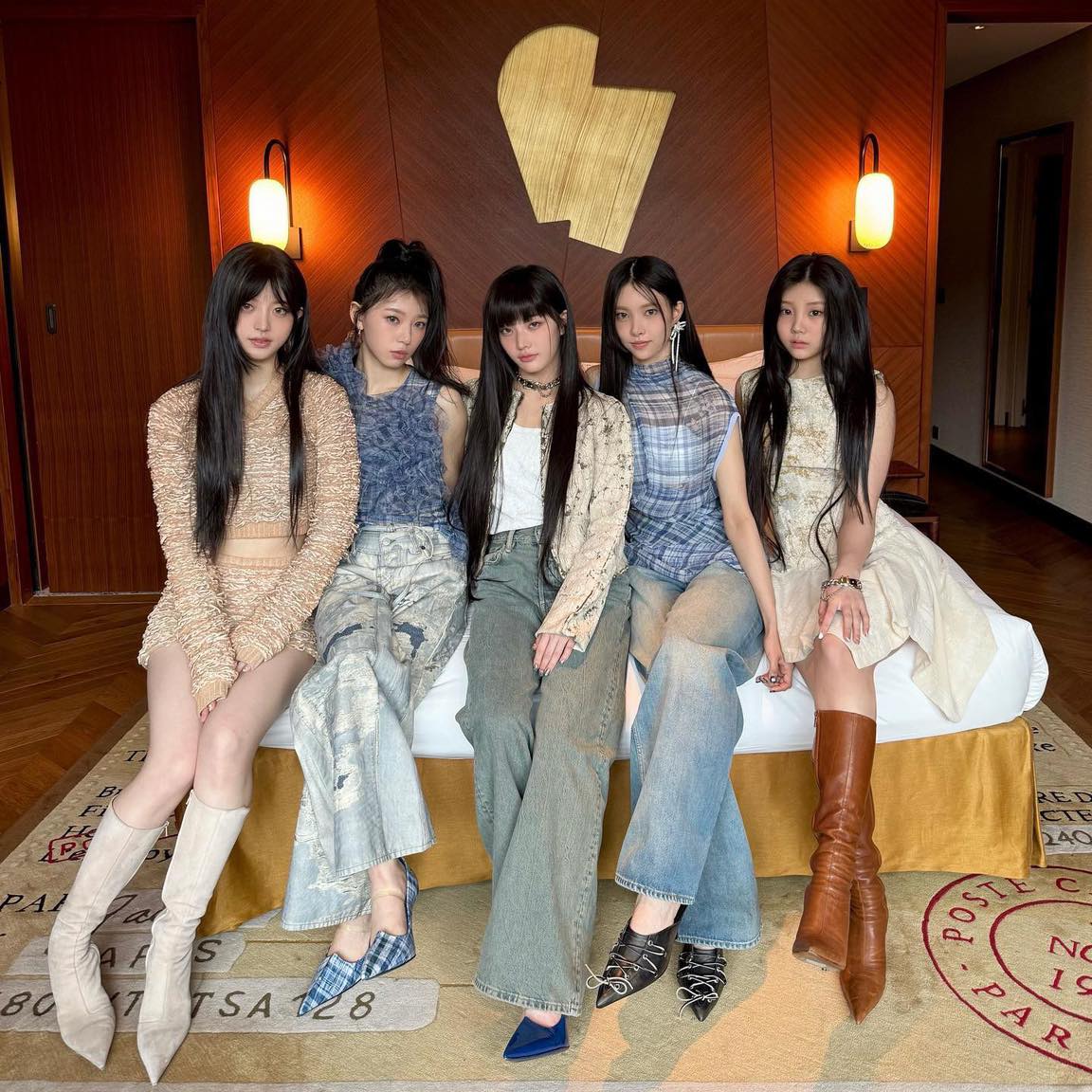 하이브 막내딸 K팝 역사 세웠다🥳
데뷔곡 빌보드 ‘핫100’ 진입…K팝 최초
하이브 신인 걸그룹 아일릿의 데뷔곡이 미국 빌보드 메인 싱글 차트 ‘핫 100’에 진입했습니다.🎉 16일(현지시각) 공개된 4월 20일자 차트에 따르면, 아일릿의 ‘마그네틱(Magnetic)’은 91위에 진입했습니다. 신인그룹의 데뷔곡이 미국 빌보드 ‘핫 100’에 진입한 것은 K팝 역사상 최초입니다. 아일릿은 원더걸스, BTS, 블랙핑크, 트와이스, 뉴진스, 피프티 피프티, 스트레이 키즈, 르세라핌에 이어 9번째로 ‘핫 100’에 진입한 K팝그룹이 됐습니다.📝 이미지3