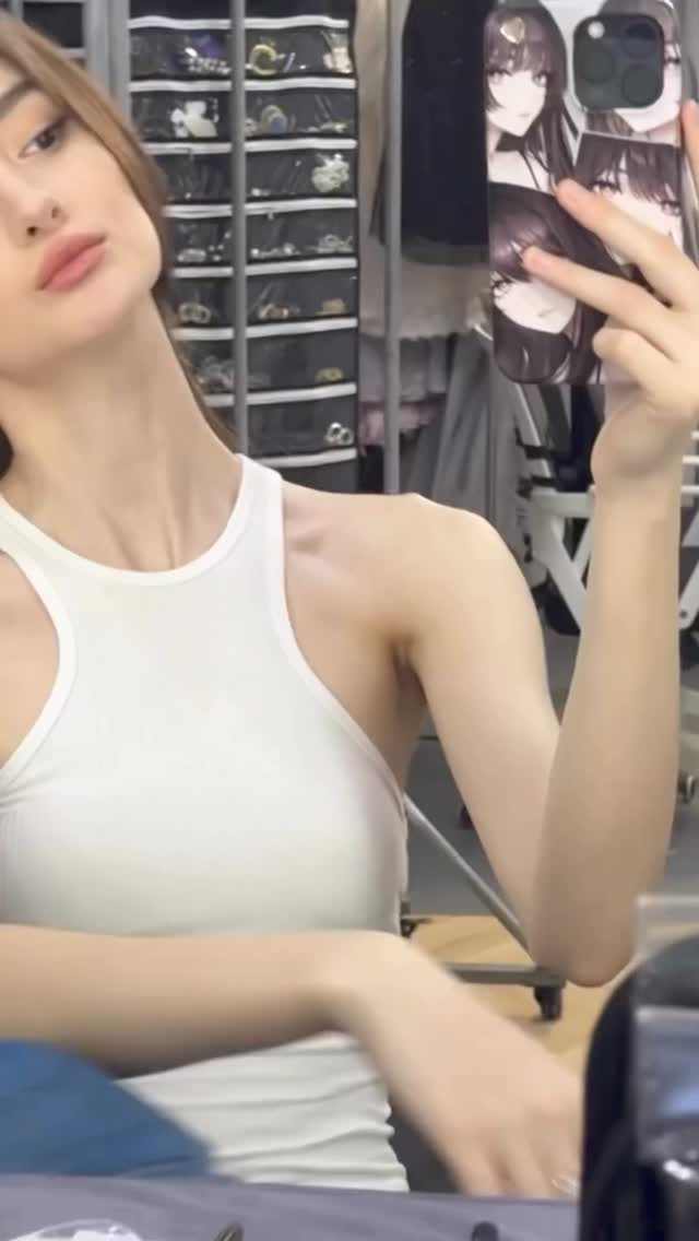 민소매 때문에 예쁜거지?💙🤍행복해보여.. 이미지