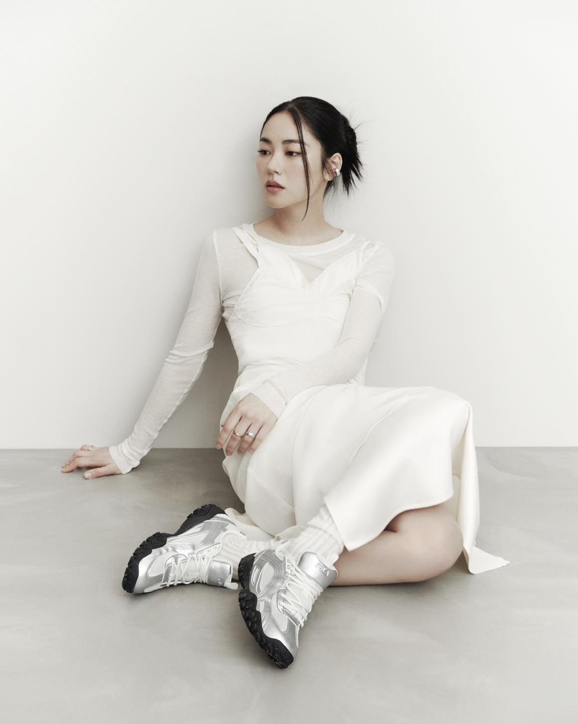 요즘 핫한 신발🩶휠라 에샤페
전여빈&신시아 에샤페 실버문👟📆25일 드뎌 리스탁 #광고

이번 봄, 출시 직후 솔드아웃 되며 많은 사랑을 받고 있는 휠라의 에샤페 ‘실버문’이 오는 25일 리스탁됩니다. 재입고 소식과 함께 에샤페 실버문과 그레이 컬러를 착용한 배우 전여빈과 신시아의 화보도 공개되었는데요. 심플하고 포멀한 룩부터 페미닌한 발레코어 룩까지 각자의 매력으로 다양하게 소화했죠.

슬라이드를 넘겨 전여빈과 신시아의 다양한 스타일링을 확인해 보세요! 🔍 이미지5