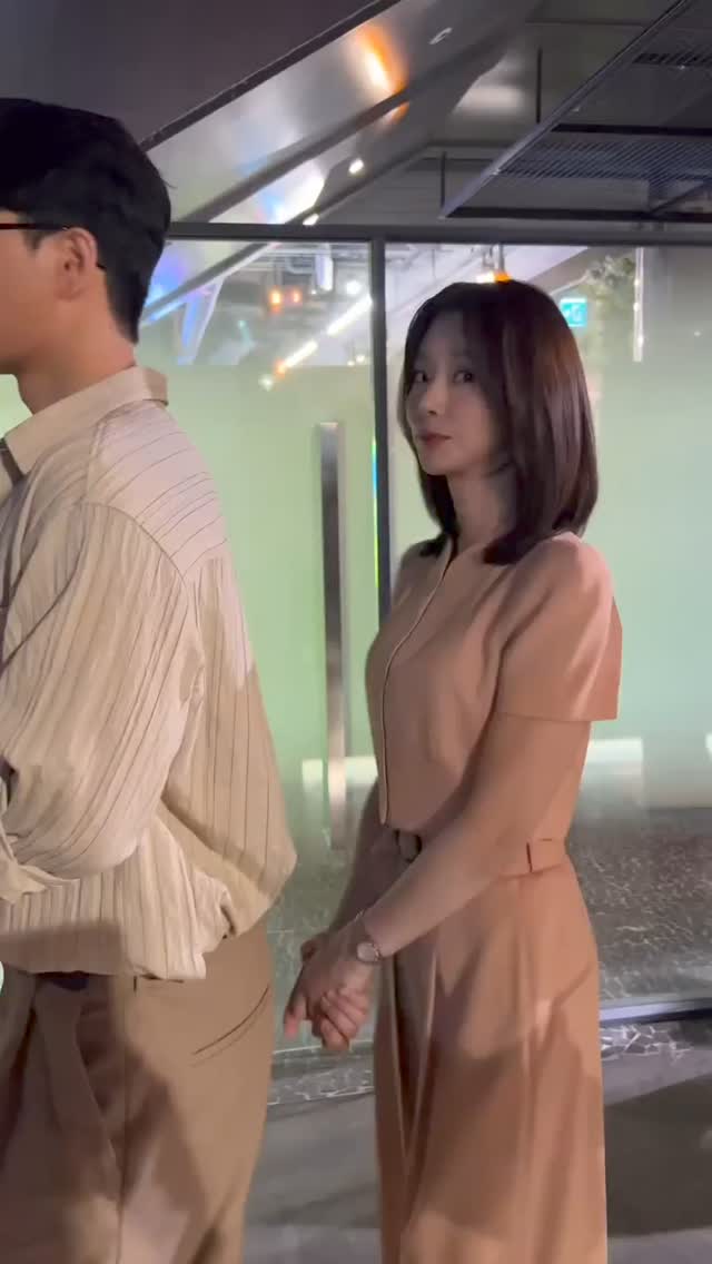 올해의 컬러 피치퍼즈 셋업 입은 주빈언니🍑 세련된 단발 스타일링 넘 예쁘다..😍 이미지