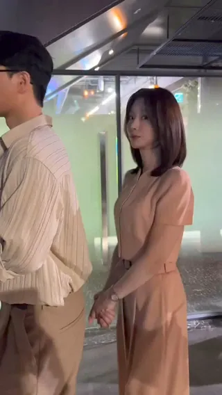 올해의 컬러 피치퍼즈 셋업 입은 주빈언니🍑 세련된 단발 스타일링 넘 예쁘다..😍 이미지