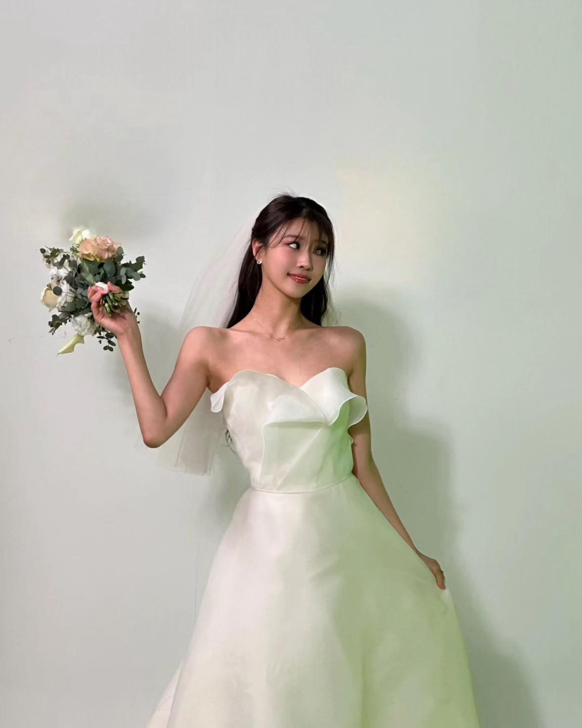 미주❤️송범근 스타커플 탄생?👩🏻‍❤️‍👨🏻

러블리즈 출신 가수 겸 방송인 이미주(29)와 축구선수 송범근(26)이 열애 중이라는 소식입니다. 비즈엔터에 따르면 미주와 송범근은 최근 진지한 만남을 이어가고 있으며, J리그의 쇼난 벨마레에서 골키퍼로 뛰고 있는 송범근을 보기 위해 미주가 일본의 요코하마에 가는 등 애정을 숨김없이 드러내고 있다고 하는데요. 한편, 미주의 소속사 안테나는 열애설을 확인 후 입장을 밝히겠다고 알렸습니다.💘 이미지5