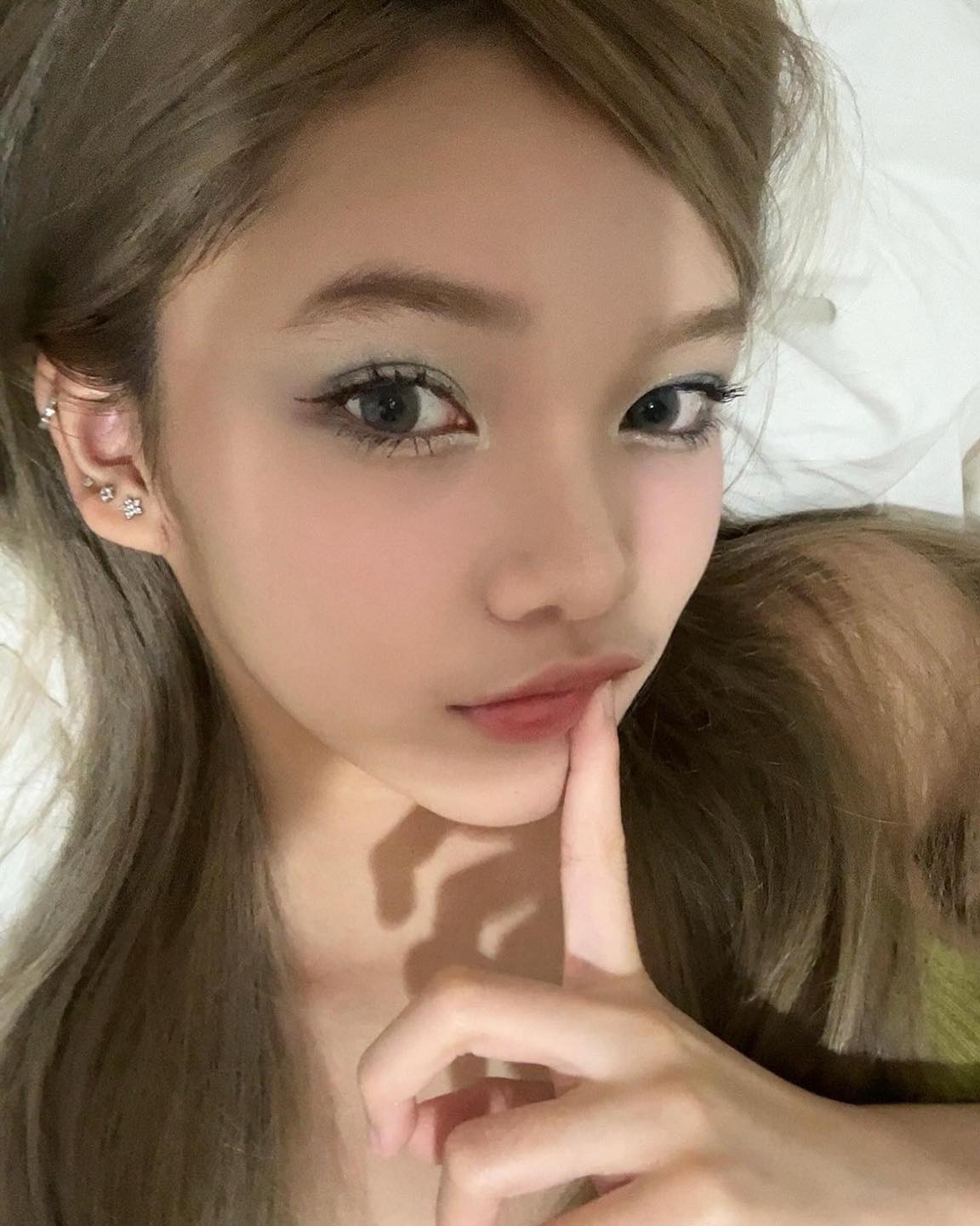 지금은 효리 언니 메컵 열풍🕙💚
최근 해외 틱톡에서 난리난 이효리 텐미닛 메이크업 챌린지🪩

2000년대 초 이효리의 본격적인 솔로 활동 시작인 텐미닛 활동 시 선보인 메이크업인데요. 최근 틱톡에서 ‘2000smakeup’이라는 해시태그가 떠오르며 메이크업 챌린지로 핫하게 떠올랐습니다. 텐미닛 메이크업은 눈썹 본연의 모양을 그대로 살린 내추럴한 브로우와 누디하고 글로시한 립, 그윽한 눈매를 강조하는 세미 스모키 아이라인, 눈 앞머리 글리터로 화려함과 강렬한 인상을 주는 것이 특징입니다.

이효리는 지금 본인 챌린지가 유행인 걸 알고 있을까요? 이미지