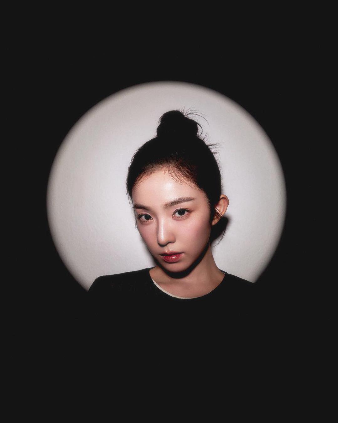 아이린의 첫 단독 사진전🐰🌠
'1 Page of IRENE'🖤 4월 26일 개최

레드벨벳의 아이린이 단독 사진전 '원 페이지 오브 아이린(1 Page of IRENE)'을 개최합니다. 데뷔 이후 사진전을 개최하는 것은 처음이라 팬들의 많은 관심이 모이고 있는데요. 이번 사진전은 아이린의 첫 페이지라는 주제로 그동안 본 적 없는 아이린의 다양한 사진을 무료로 감상할 수 있습니다. 추가로, 사진전에서 볼 수 없는 미공개 사진들이 포함된 화보집도 함께 출시될 예정이니 아이린의 팬이라면 꼭 확인하세요!💖

🖼️ 1 Page of IRENE

일정: 2024년 4월 26일 ~ 5월 5일

장소: 서울특별시 강남구 역삼동 강남대로 426, 일상비일상의틈byU+

시간: 11AM ~ 9PM (월 휴무) 이미지