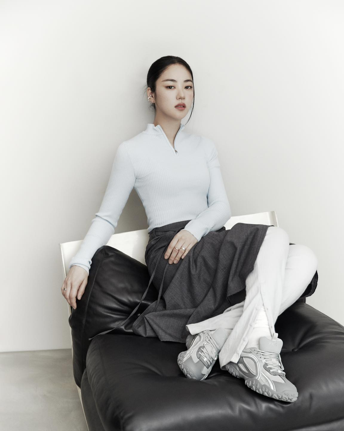 요즘 핫한 신발🩶휠라 에샤페
전여빈&신시아 에샤페 실버문👟📆25일 드뎌 리스탁 #광고

이번 봄, 출시 직후 솔드아웃 되며 많은 사랑을 받고 있는 휠라의 에샤페 ‘실버문’이 오는 25일 리스탁됩니다. 재입고 소식과 함께 에샤페 실버문과 그레이 컬러를 착용한 배우 전여빈과 신시아의 화보도 공개되었는데요. 심플하고 포멀한 룩부터 페미닌한 발레코어 룩까지 각자의 매력으로 다양하게 소화했죠.

슬라이드를 넘겨 전여빈과 신시아의 다양한 스타일링을 확인해 보세요! 🔍 이미지1