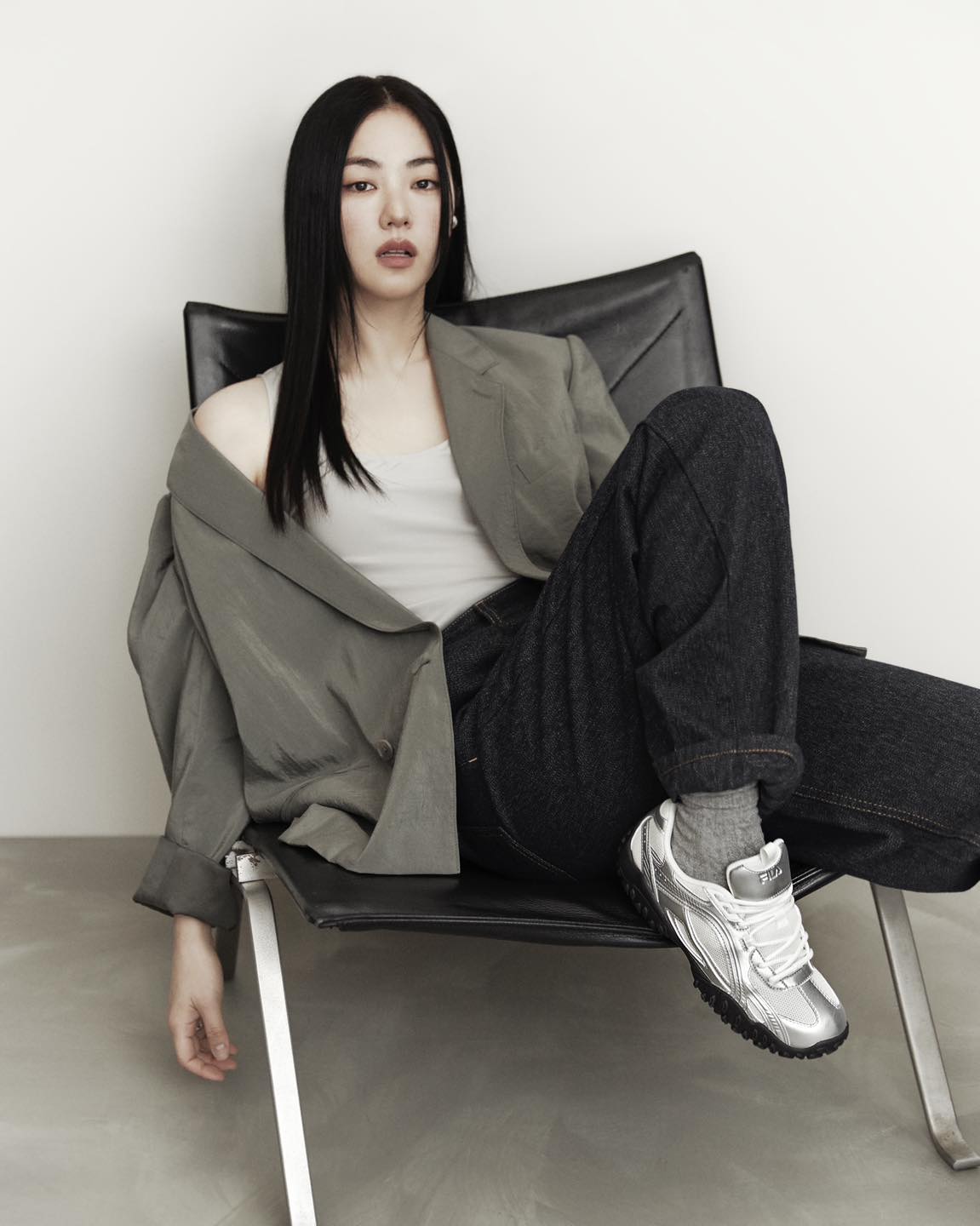 요즘 핫한 신발🩶휠라 에샤페
전여빈&신시아 에샤페 실버문👟📆25일 드뎌 리스탁 #광고

이번 봄, 출시 직후 솔드아웃 되며 많은 사랑을 받고 있는 휠라의 에샤페 ‘실버문’이 오는 25일 리스탁됩니다. 재입고 소식과 함께 에샤페 실버문과 그레이 컬러를 착용한 배우 전여빈과 신시아의 화보도 공개되었는데요. 심플하고 포멀한 룩부터 페미닌한 발레코어 룩까지 각자의 매력으로 다양하게 소화했죠.

슬라이드를 넘겨 전여빈과 신시아의 다양한 스타일링을 확인해 보세요! 🔍 이미지3