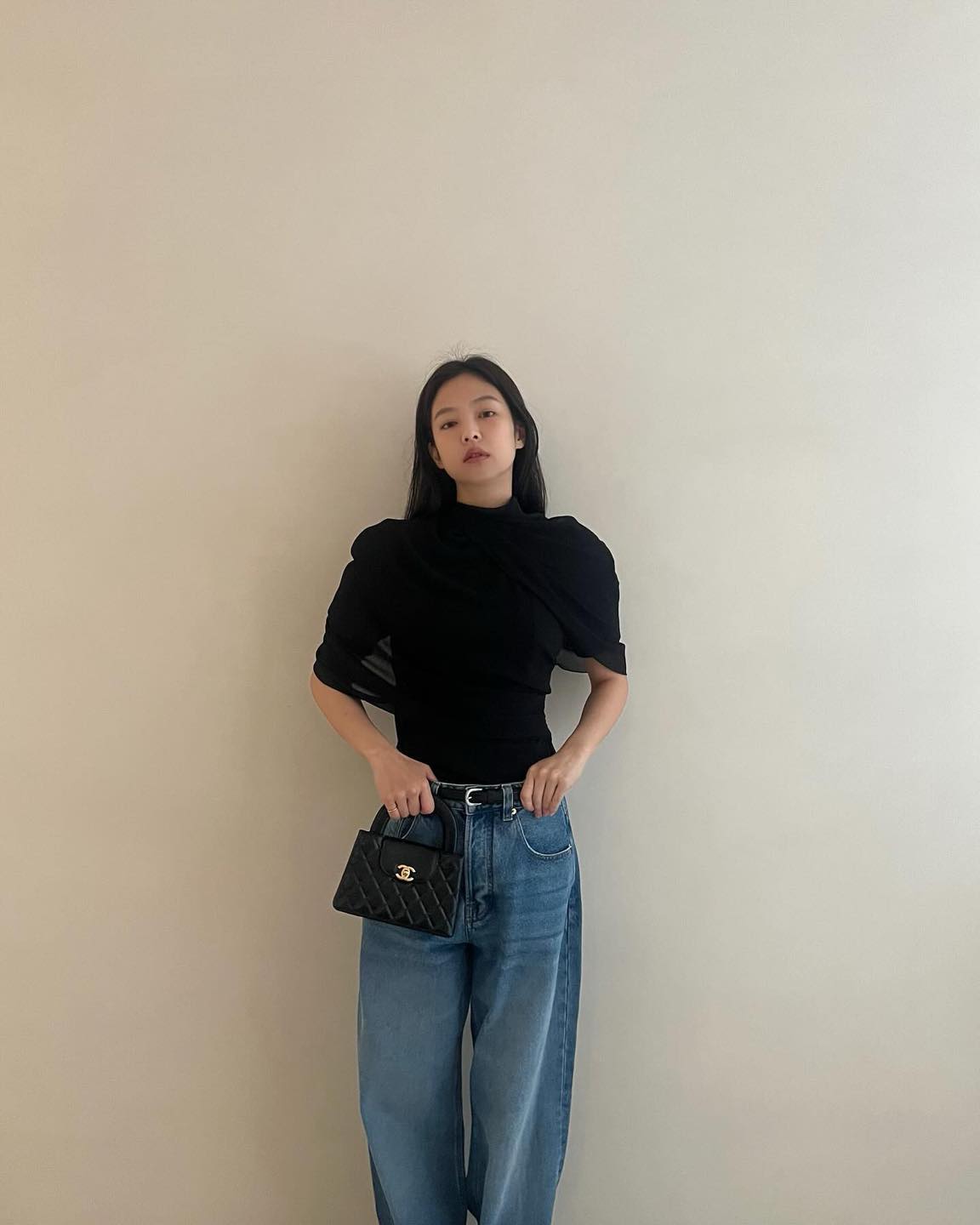 제니가 선택한 최근 데일리백 5🖤

1. 샤넬 미니 쇼핑백 샤이니 빈티지 카프스킨 & 골드 메탈 블랙, 696만 원.

2. 샤넬 스몰 호보백 램스킨 & 샤이니 라이트 골드 메탈 블랙, 623만 원.

3. 샤넬 22 스몰 핸드백 워시드 데님 & 실버 메탈 블루, 789만 원.

4. 메종 마르지엘라 메모리 오브 카메라 백 블랙 앤 탠, 243만 1천 원.

5. 르메르 라지 크루아상 백 블랙, 248만 원. 이미지