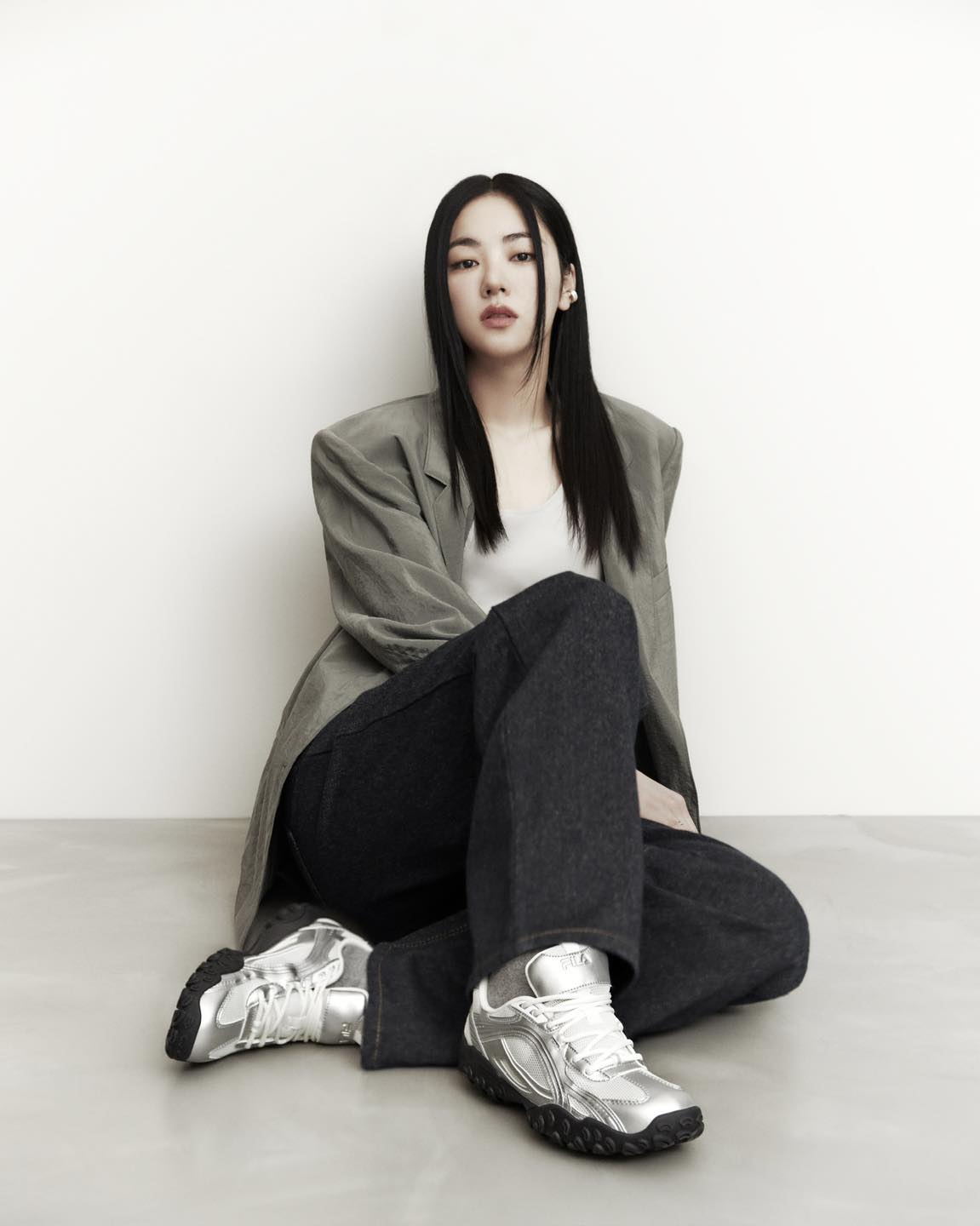 요즘 핫한 신발🩶휠라 에샤페
전여빈&신시아 에샤페 실버문👟📆25일 드뎌 리스탁 #광고

이번 봄, 출시 직후 솔드아웃 되며 많은 사랑을 받고 있는 휠라의 에샤페 ‘실버문’이 오는 25일 리스탁됩니다. 재입고 소식과 함께 에샤페 실버문과 그레이 컬러를 착용한 배우 전여빈과 신시아의 화보도 공개되었는데요. 심플하고 포멀한 룩부터 페미닌한 발레코어 룩까지 각자의 매력으로 다양하게 소화했죠.

슬라이드를 넘겨 전여빈과 신시아의 다양한 스타일링을 확인해 보세요! 🔍 이미지9