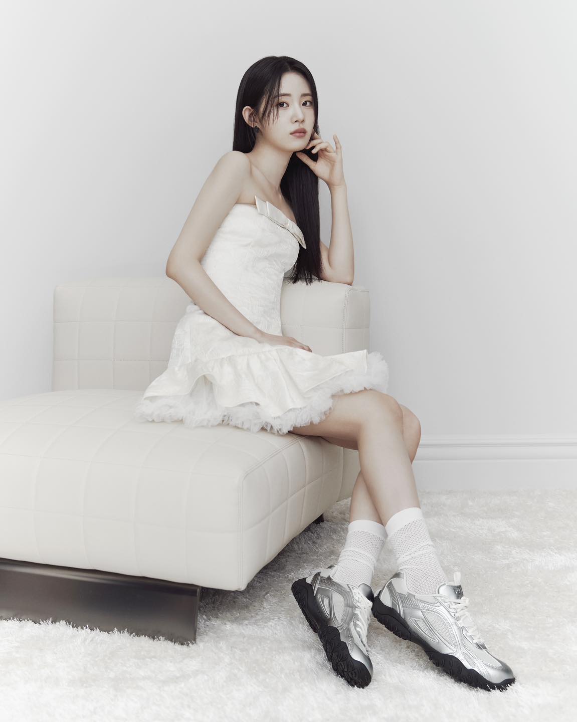 요즘 핫한 신발🩶휠라 에샤페
전여빈&신시아 에샤페 실버문👟📆25일 드뎌 리스탁 #광고

이번 봄, 출시 직후 솔드아웃 되며 많은 사랑을 받고 있는 휠라의 에샤페 ‘실버문’이 오는 25일 리스탁됩니다. 재입고 소식과 함께 에샤페 실버문과 그레이 컬러를 착용한 배우 전여빈과 신시아의 화보도 공개되었는데요. 심플하고 포멀한 룩부터 페미닌한 발레코어 룩까지 각자의 매력으로 다양하게 소화했죠.

슬라이드를 넘겨 전여빈과 신시아의 다양한 스타일링을 확인해 보세요! 🔍 이미지2