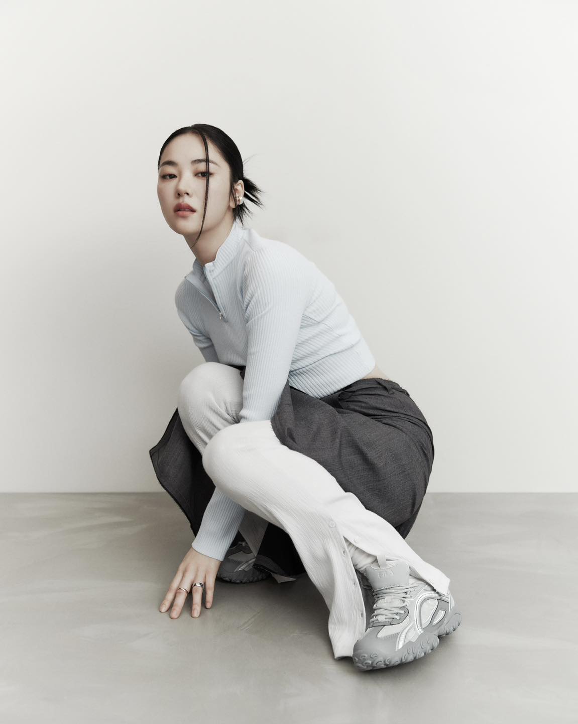 요즘 핫한 신발🩶휠라 에샤페
전여빈&신시아 에샤페 실버문👟📆25일 드뎌 리스탁 #광고

이번 봄, 출시 직후 솔드아웃 되며 많은 사랑을 받고 있는 휠라의 에샤페 ‘실버문’이 오는 25일 리스탁됩니다. 재입고 소식과 함께 에샤페 실버문과 그레이 컬러를 착용한 배우 전여빈과 신시아의 화보도 공개되었는데요. 심플하고 포멀한 룩부터 페미닌한 발레코어 룩까지 각자의 매력으로 다양하게 소화했죠.

슬라이드를 넘겨 전여빈과 신시아의 다양한 스타일링을 확인해 보세요! 🔍 이미지7