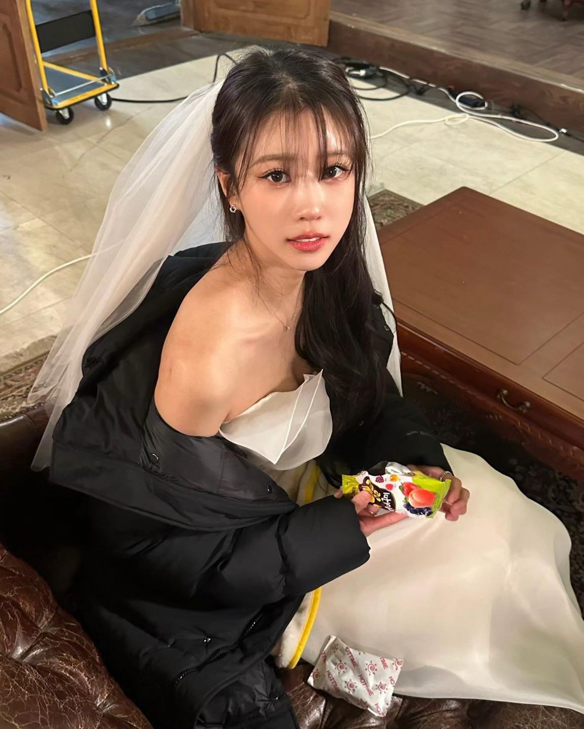 미주❤️송범근 스타커플 탄생?👩🏻‍❤️‍👨🏻

러블리즈 출신 가수 겸 방송인 이미주(29)와 축구선수 송범근(26)이 열애 중이라는 소식입니다. 비즈엔터에 따르면 미주와 송범근은 최근 진지한 만남을 이어가고 있으며, J리그의 쇼난 벨마레에서 골키퍼로 뛰고 있는 송범근을 보기 위해 미주가 일본의 요코하마에 가는 등 애정을 숨김없이 드러내고 있다고 하는데요. 한편, 미주의 소속사 안테나는 열애설을 확인 후 입장을 밝히겠다고 알렸습니다.💘 이미지7