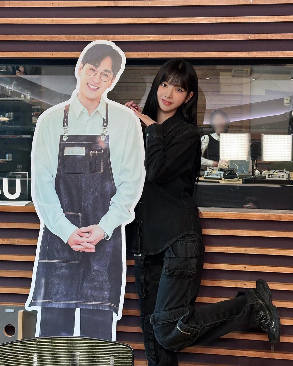 카리나📻 라디오 스페셜DJ 변신
올블랙 출근룩에 발렌시아가 3XL 트레이너 블랙 뮬로 포인트🖤

에스파 멤버 카리나(24)가 MBC FM4U '이석훈의 브런치카페' 스페셜 DJ로 변신했습니다. 오늘과 내일 오전 11시, 휴가를 떠난 이석훈을 대신하여 이틀 동안 라디오 진행을 맡게 되었는데요. "처음이라 서툴지만 잘 부탁드린다"라는 인사를 시작으로 "'브런치 카페' 가족들이 다정하게 맞아주어 다행이다. 내일 더 열심히 해보겠다"라며 오늘의 진행 소감을 전했죠.

이날 카리나는 지난해 5월 '이석훈의 브런치카페' 게스트 출연과, 11월 썰플리에 출연했던 인연을 바탕으로 스페셜 DJ를 맡게 되었다고 전했습니다. 🎧 이미지
