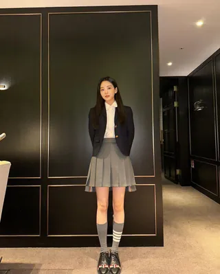 톰브라운 플리츠로 프레피무드🩶 이미지