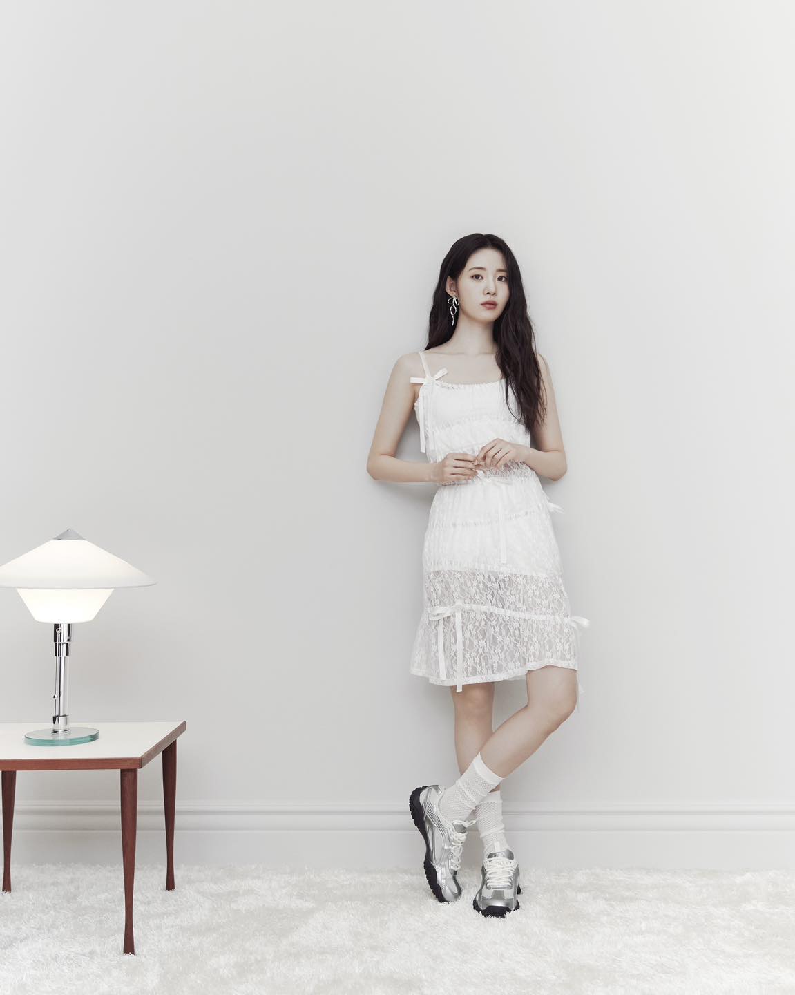 요즘 핫한 신발🩶휠라 에샤페
전여빈&신시아 에샤페 실버문👟📆25일 드뎌 리스탁 #광고

이번 봄, 출시 직후 솔드아웃 되며 많은 사랑을 받고 있는 휠라의 에샤페 ‘실버문’이 오는 25일 리스탁됩니다. 재입고 소식과 함께 에샤페 실버문과 그레이 컬러를 착용한 배우 전여빈과 신시아의 화보도 공개되었는데요. 심플하고 포멀한 룩부터 페미닌한 발레코어 룩까지 각자의 매력으로 다양하게 소화했죠.

슬라이드를 넘겨 전여빈과 신시아의 다양한 스타일링을 확인해 보세요! 🔍 이미지10