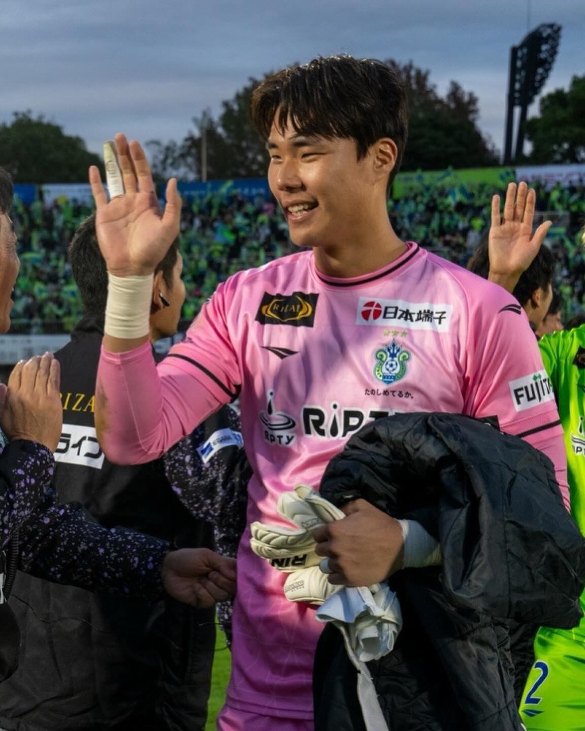 미주❤️송범근 스타커플 탄생?👩🏻‍❤️‍👨🏻

러블리즈 출신 가수 겸 방송인 이미주(29)와 축구선수 송범근(26)이 열애 중이라는 소식입니다. 비즈엔터에 따르면 미주와 송범근은 최근 진지한 만남을 이어가고 있으며, J리그의 쇼난 벨마레에서 골키퍼로 뛰고 있는 송범근을 보기 위해 미주가 일본의 요코하마에 가는 등 애정을 숨김없이 드러내고 있다고 하는데요. 한편, 미주의 소속사 안테나는 열애설을 확인 후 입장을 밝히겠다고 알렸습니다.💘 이미지8