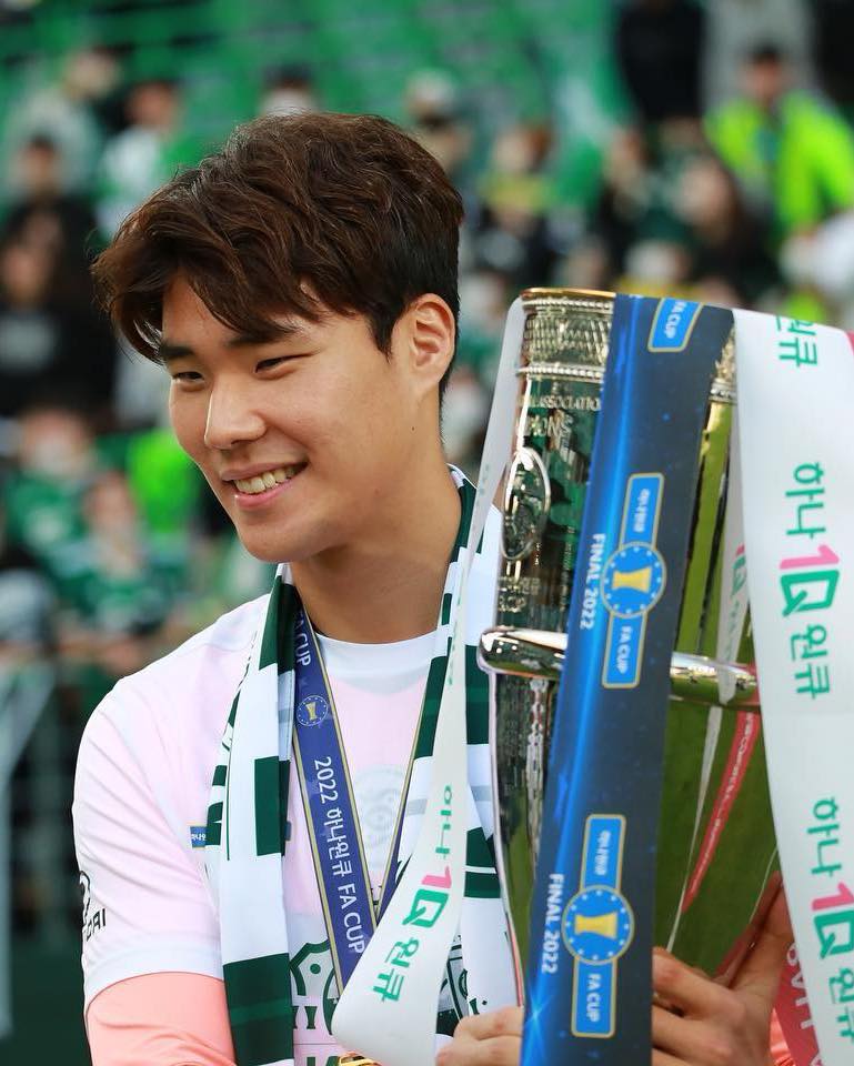 미주❤️송범근 스타커플 탄생?👩🏻‍❤️‍👨🏻

러블리즈 출신 가수 겸 방송인 이미주(29)와 축구선수 송범근(26)이 열애 중이라는 소식입니다. 비즈엔터에 따르면 미주와 송범근은 최근 진지한 만남을 이어가고 있으며, J리그의 쇼난 벨마레에서 골키퍼로 뛰고 있는 송범근을 보기 위해 미주가 일본의 요코하마에 가는 등 애정을 숨김없이 드러내고 있다고 하는데요. 한편, 미주의 소속사 안테나는 열애설을 확인 후 입장을 밝히겠다고 알렸습니다.💘 이미지4