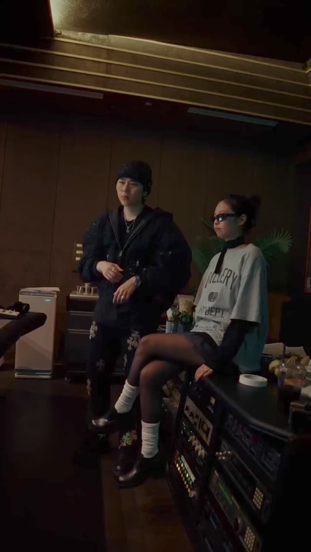 지코X제니❤️‍🔥신곡 4월 26일 공개

오늘 오후 12시, 지코가 본인 인스타그램을 통해 제니와의 신곡 '스팟' 녹음 현장을 공개했습니다. 공개된 영상 속 지코와 제니는 노래에 맞추어 그루브를 타는 모습을 보여주었는데요. 제니의 피처링 부분이 일부 공개되며 많은 팬들의 기대가 높아졌죠. 

지코의 이번 11번째 디지털 싱글 'SPOT! (feat. JENNIE)'는 4월 26일 오후 6시에 공개될 예정입니다. 💿  이미지