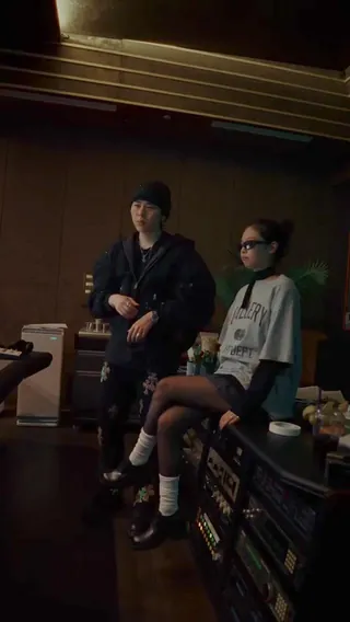 지코X제니❤️🔥신곡 4월 26일 공개
오늘 오후 12시, 지코가 본인 인스타그램을 통해 제니와의 신곡 '스팟' 녹음 현장을 공개했습니다. 공개된 영상 속 지코와 제니는 노래에 맞추어 그루브를 타는 모습을 보여주었는데요. 제니의 피처링 부분이 일부 공개되며 많은 팬들의 기대가 높아졌죠.
지코의 이번 11번째 디지털 싱글 'SPOT! (feat. JENNIE)'는 4월 26일 오후 6시에 공개될 예정입니다. 💿 이미지