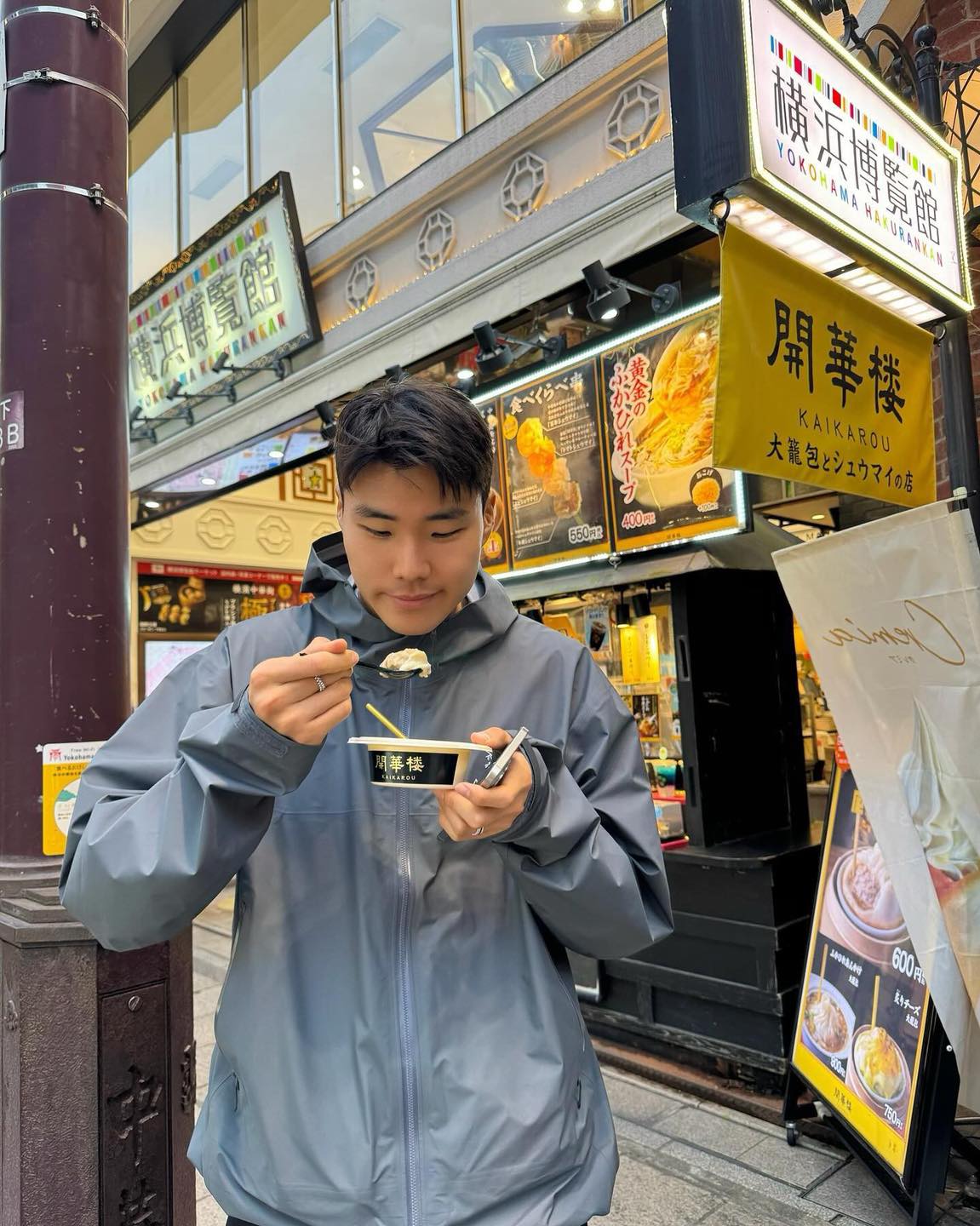 미주❤️송범근 스타커플 탄생?👩🏻‍❤️‍👨🏻

러블리즈 출신 가수 겸 방송인 이미주(29)와 축구선수 송범근(26)이 열애 중이라는 소식입니다. 비즈엔터에 따르면 미주와 송범근은 최근 진지한 만남을 이어가고 있으며, J리그의 쇼난 벨마레에서 골키퍼로 뛰고 있는 송범근을 보기 위해 미주가 일본의 요코하마에 가는 등 애정을 숨김없이 드러내고 있다고 하는데요. 한편, 미주의 소속사 안테나는 열애설을 확인 후 입장을 밝히겠다고 알렸습니다.💘 이미지2