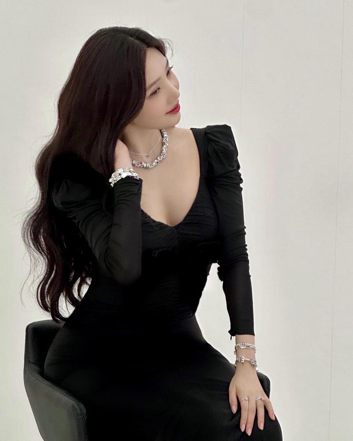 블랙 원피스로 깔끔 하객룩🖤
언니들처럼 단정하고 고급진 무드✨ 하객룩 만능템@준비해✔️ 이미지5
