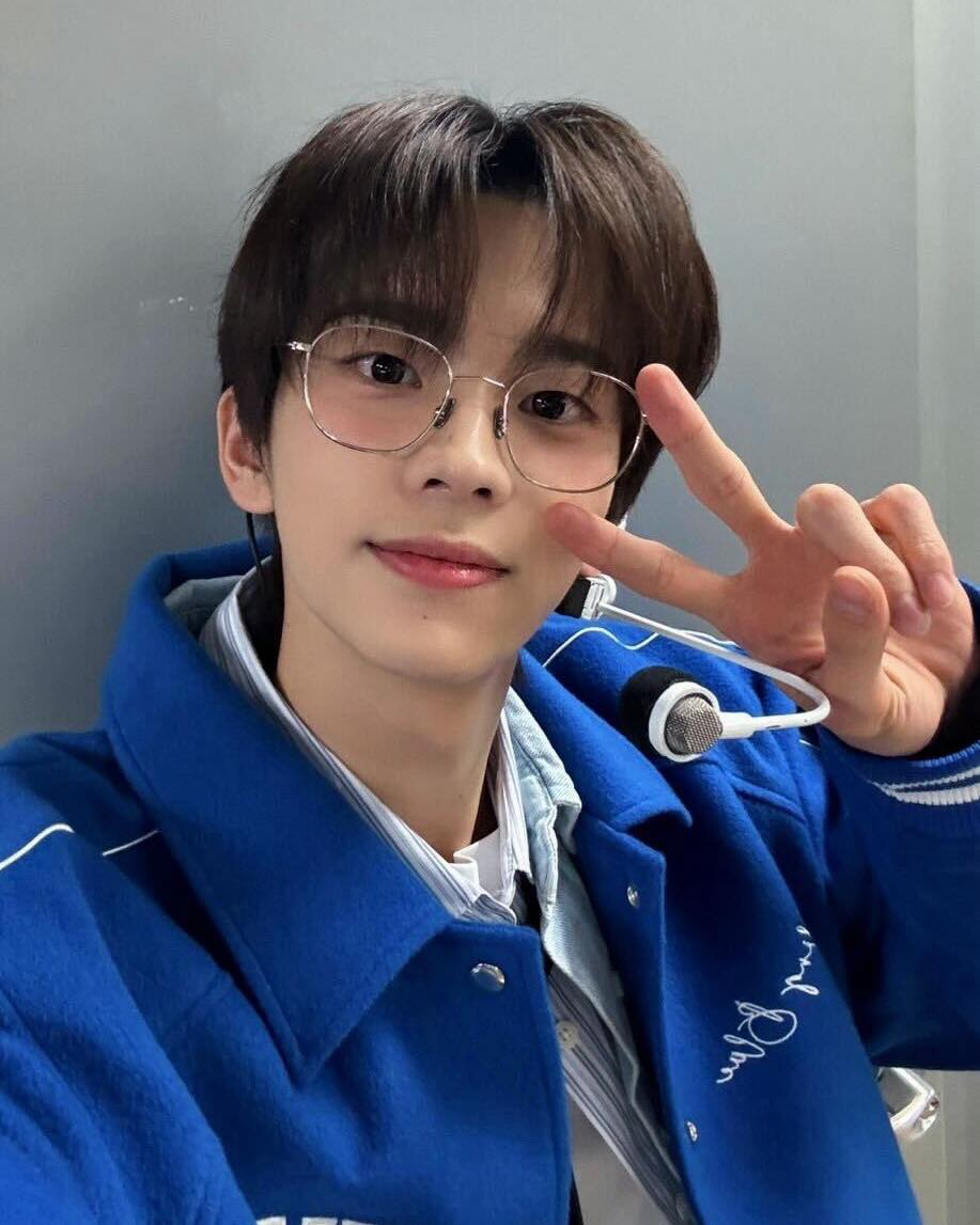 요즘 남돌은 이가리 메이크업🩷
숙취 메이크업으로도 불리는 눈 밑 블러셔 포인트✨잘 어울려🫢 이미지