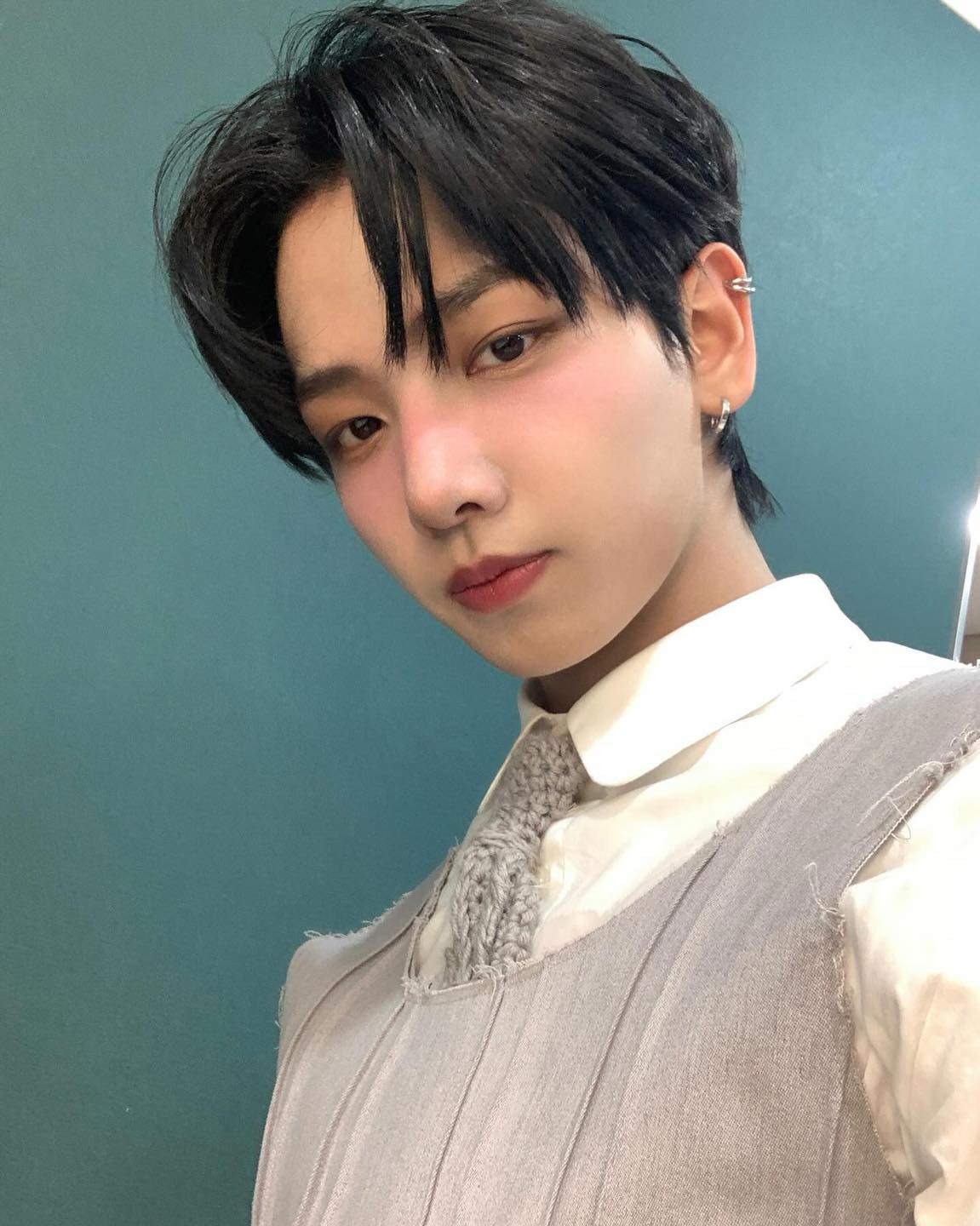 요즘 남돌은 이가리 메이크업🩷
숙취 메이크업으로도 불리는 눈 밑 블러셔 포인트✨잘 어울려🫢 이미지3
