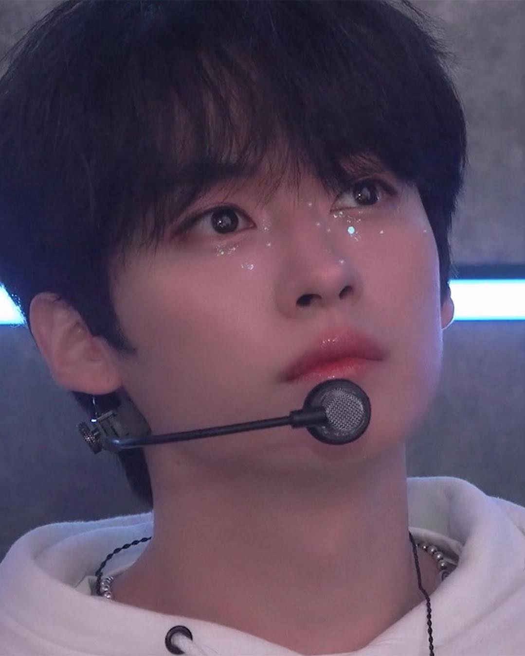 요즘 남돌은 이가리 메이크업🩷
숙취 메이크업으로도 불리는 눈 밑 블러셔 포인트✨잘 어울려🫢 이미지4
