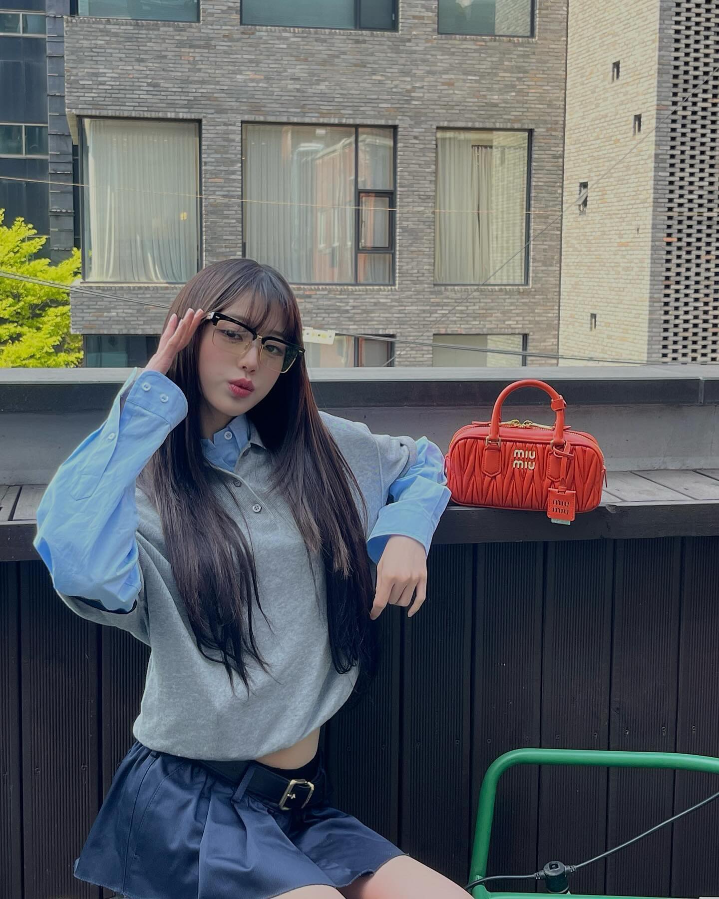 올봄은 반팔 레이어드가 핵심☑️
반팔 종류 별 레이어드 스타일링 법 3가지🩶이렇게만 따라해🙌

1. 반팔 가디건 + 셔츠

2. 폴로 셔츠 + 긴팔 셔츠

3. 반팔 티셔츠 + 긴팔 티셔츠 이미지