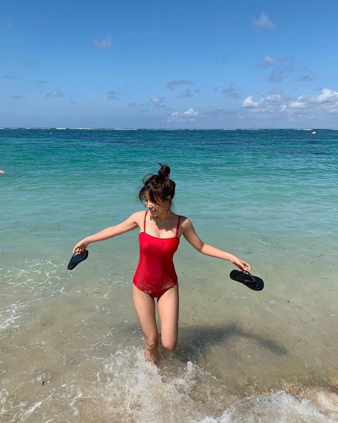 슬슬 수영복 준비해야 할 때🩱💜
올여름엔 언니들처럼 깔끔한 원톤 수영복🏊🏻‍♀️ 몇 번이 @이뻐?✔️ 이미지8