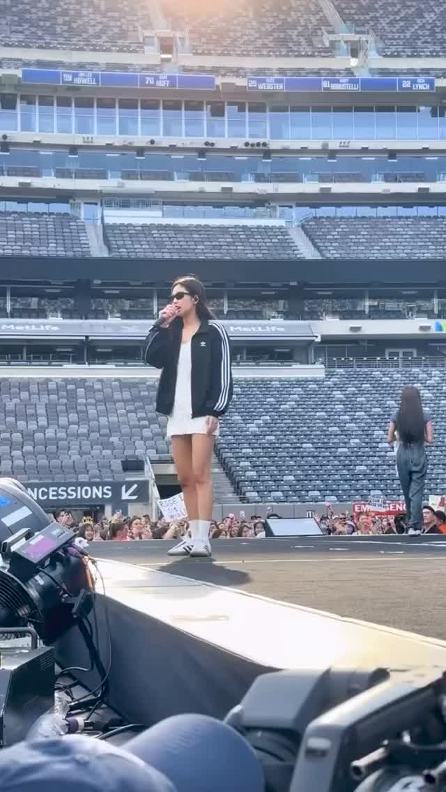 제니의 힙한 화이트 원피스 룩🤍
레전드 중 하나인 아디다스 저지&삼바에 화이트 미니 원피스😎 이미지
