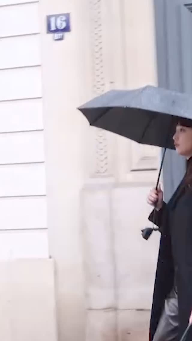 파리여행에서 올블랙룩 표예진🖤⁠
요즘 대세인 더 로우 마고백 15와 함께👜 @분위기✨⁠ 이미지