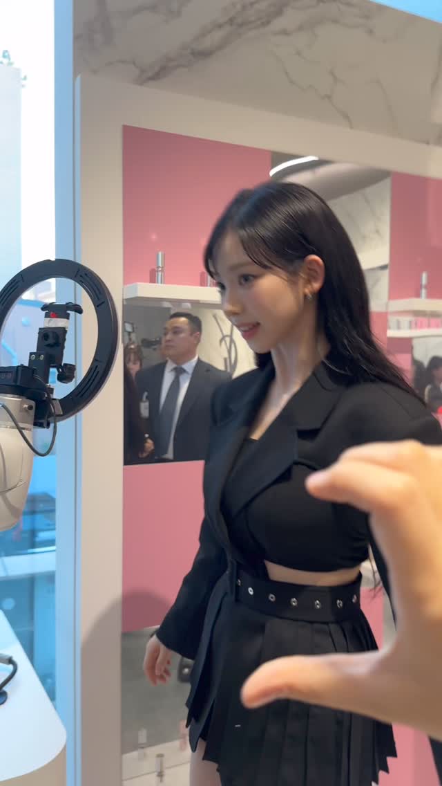 카리나 팬심 짤🩷🪽
입생로랑뷰티 팝업에서 하트해준 카리나🫶여신이세요! 이미지