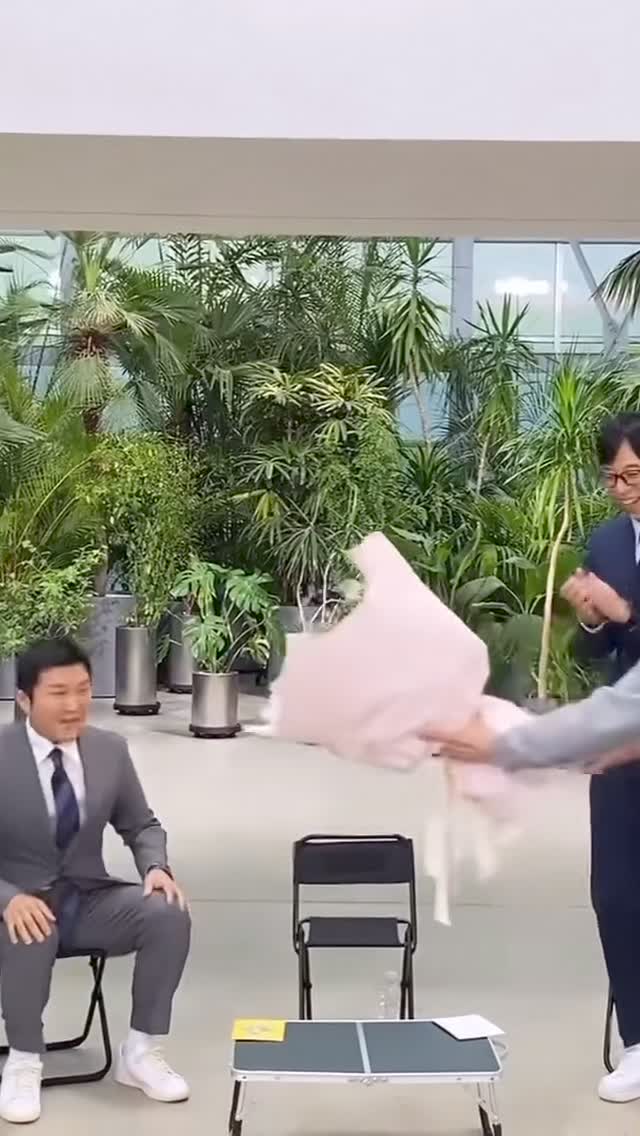 조세호💍유퀴즈 녹화 중 결혼 발표

지난 1월 9세 연하의 패션계 종사자와 열애 중임을 공개했던 방송인 조세호가 오는 10월 결혼합니다.

오늘(24일) tvN ‘유 퀴즈 온 더 블럭’ 공식 인스타그램에 ‘아기자기 조세호, 품절남 대열 합류!’라는 제목의 글과 함께 영상이 하나 올라왔는데요. 이 영상에는 “(결혼)발표를 여기서 하고 싶다고 (조세호가) 제작진에게 연락했다고 하더라”라는 유재석의 질문에, 조세호는 “좋은 소식 있으면 예전부터 '유퀴즈'에서 인사를 드릴까 했다”며 "결혼 날짜가 잡혔다, 10월 20일에 결혼한다"고 밝혔습니다. 이미지