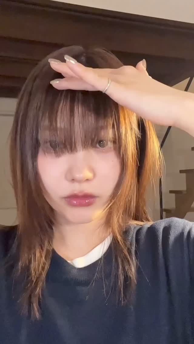 요즘 맨날 축축 처지는 앞머리☁️😩⁠
집에 헤어 픽서가 없을 땐 투명 마스카라로 고정시켜봐🙆‍♀️🤎⁠ 이미지