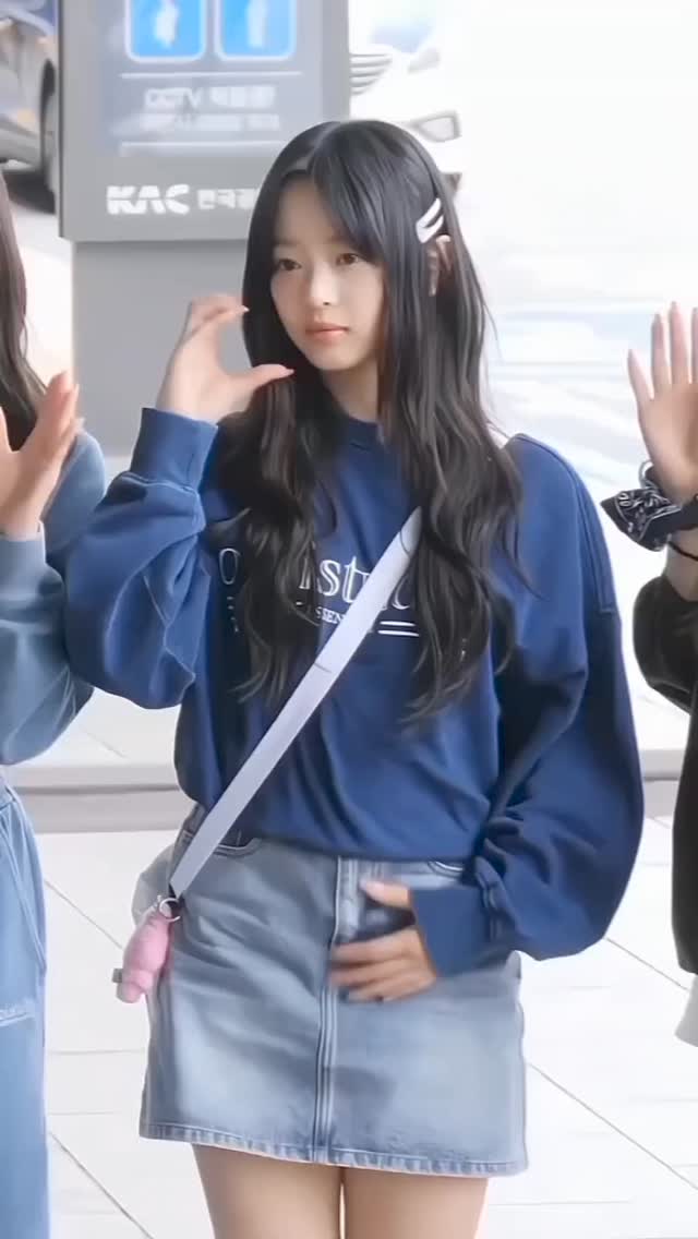 주말엔 하니처럼 맨투맨에 데님 스커트로 귀엽게💙🩵 이미지